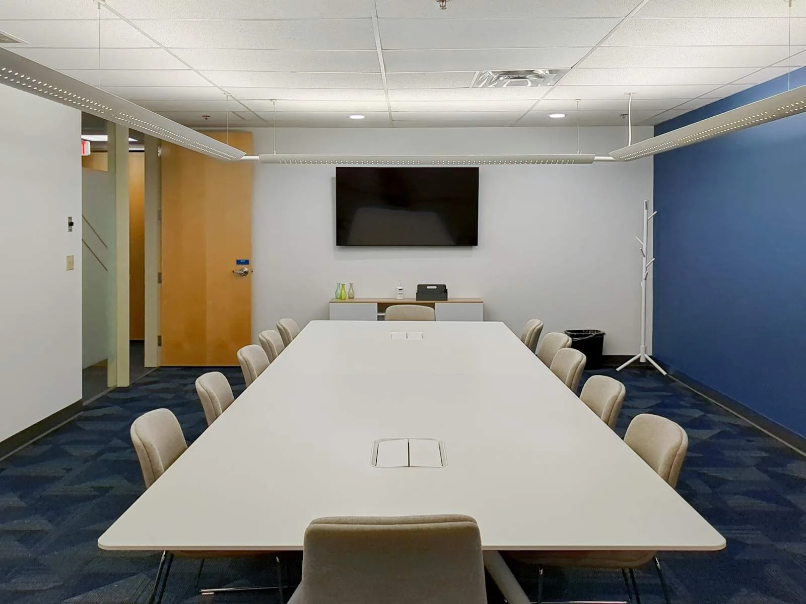 HQ AB, Edmonton - Elm Business Park 4, Meeting room for 14 people, Edmonton, AB