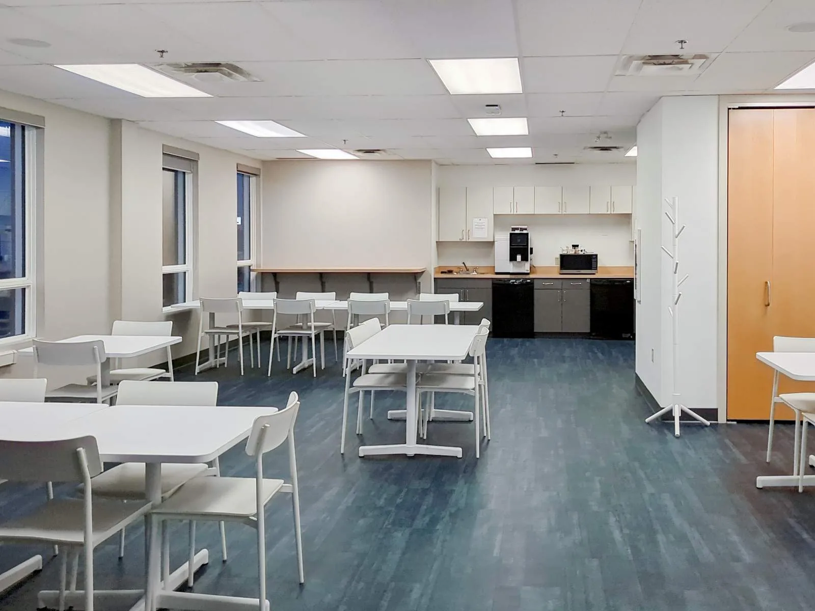HQ AB, Edmonton - Elm Business Park 4, Cafeteria, Edmonton, AB