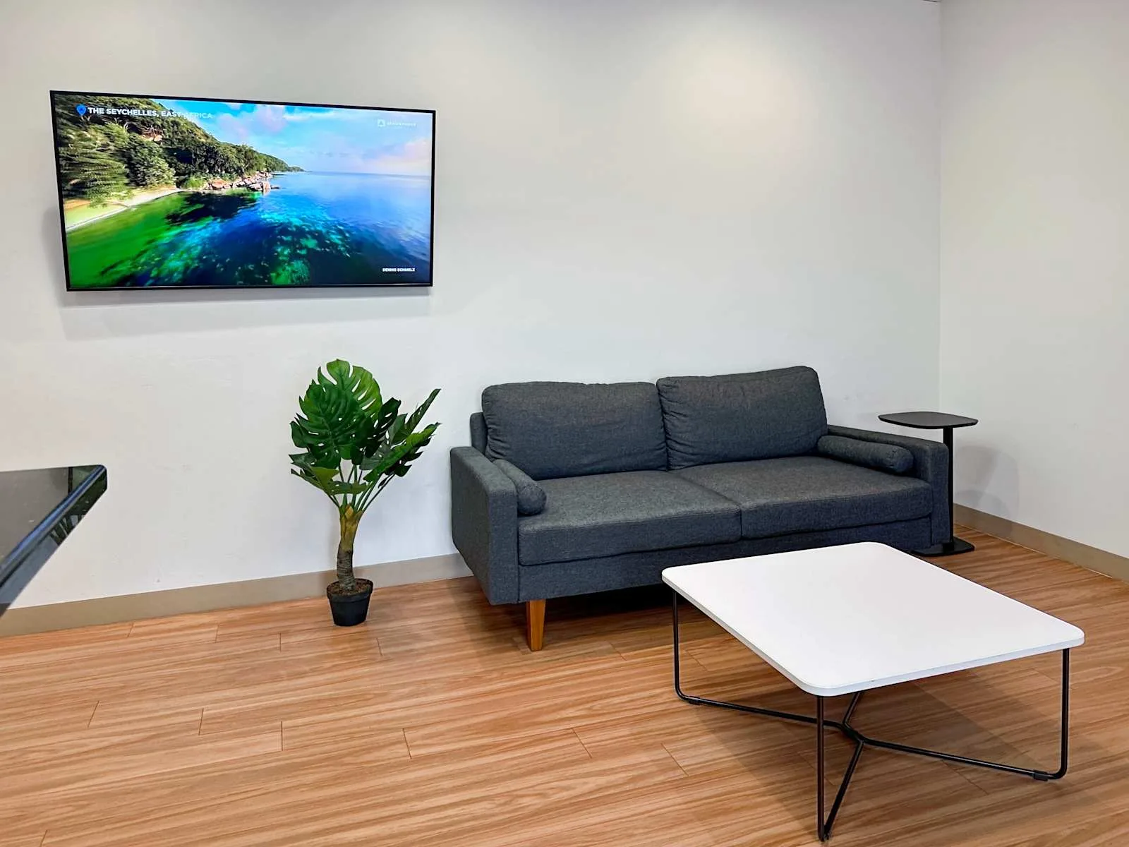 HQ CA, Sunnyvale - Lakeway Dr., Lounge, Sunnyvale, CA