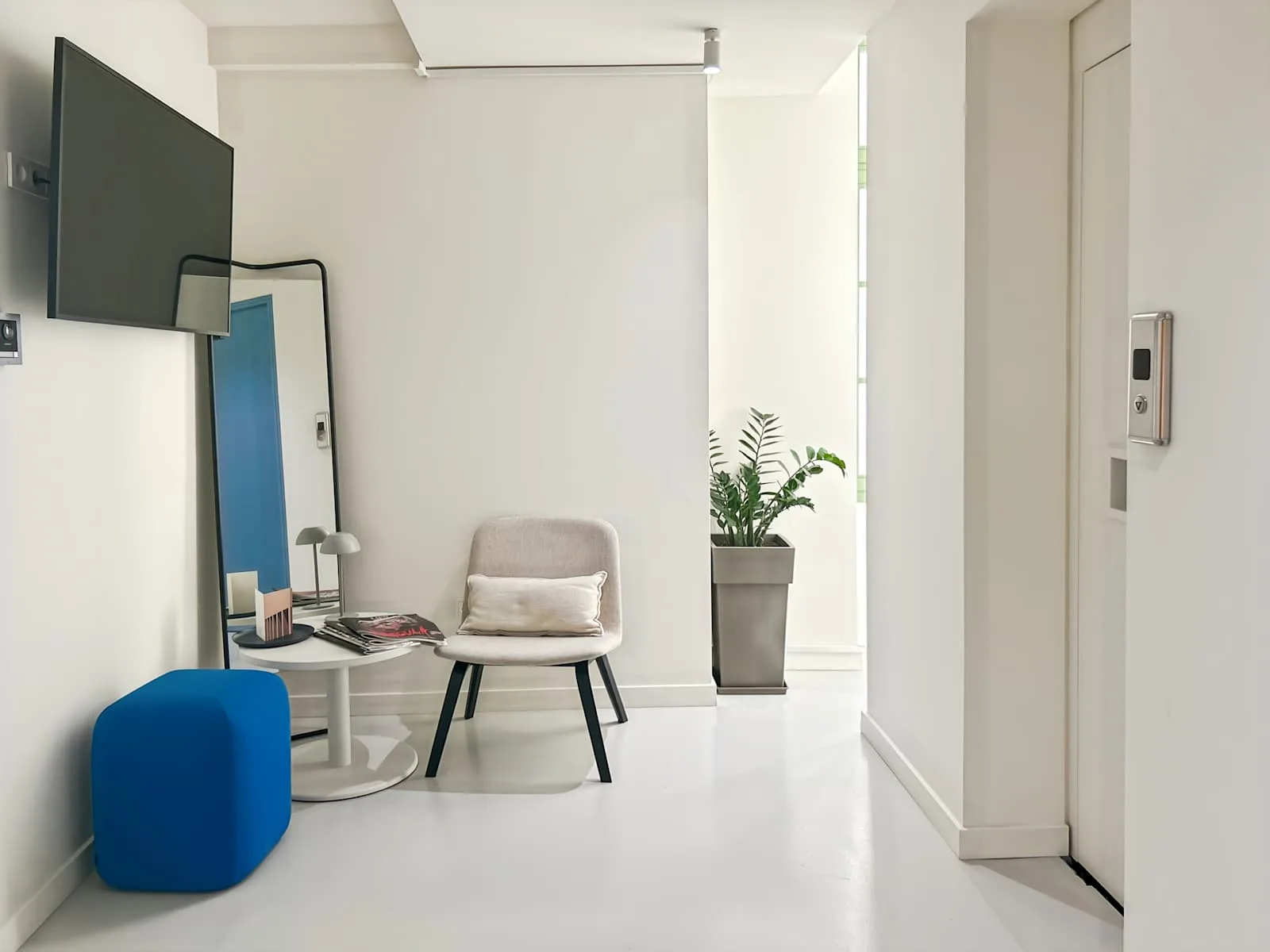 HQ Dorou, Χώρος χαλάρωσης, Αθήνα
