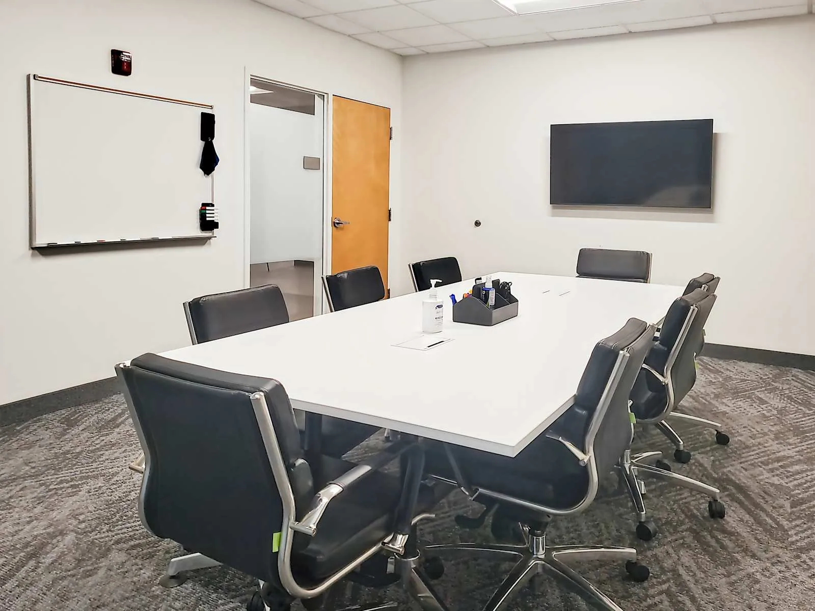 HQ OH, Akron - South Main St, Meeting room for 8 people, Akron, OH