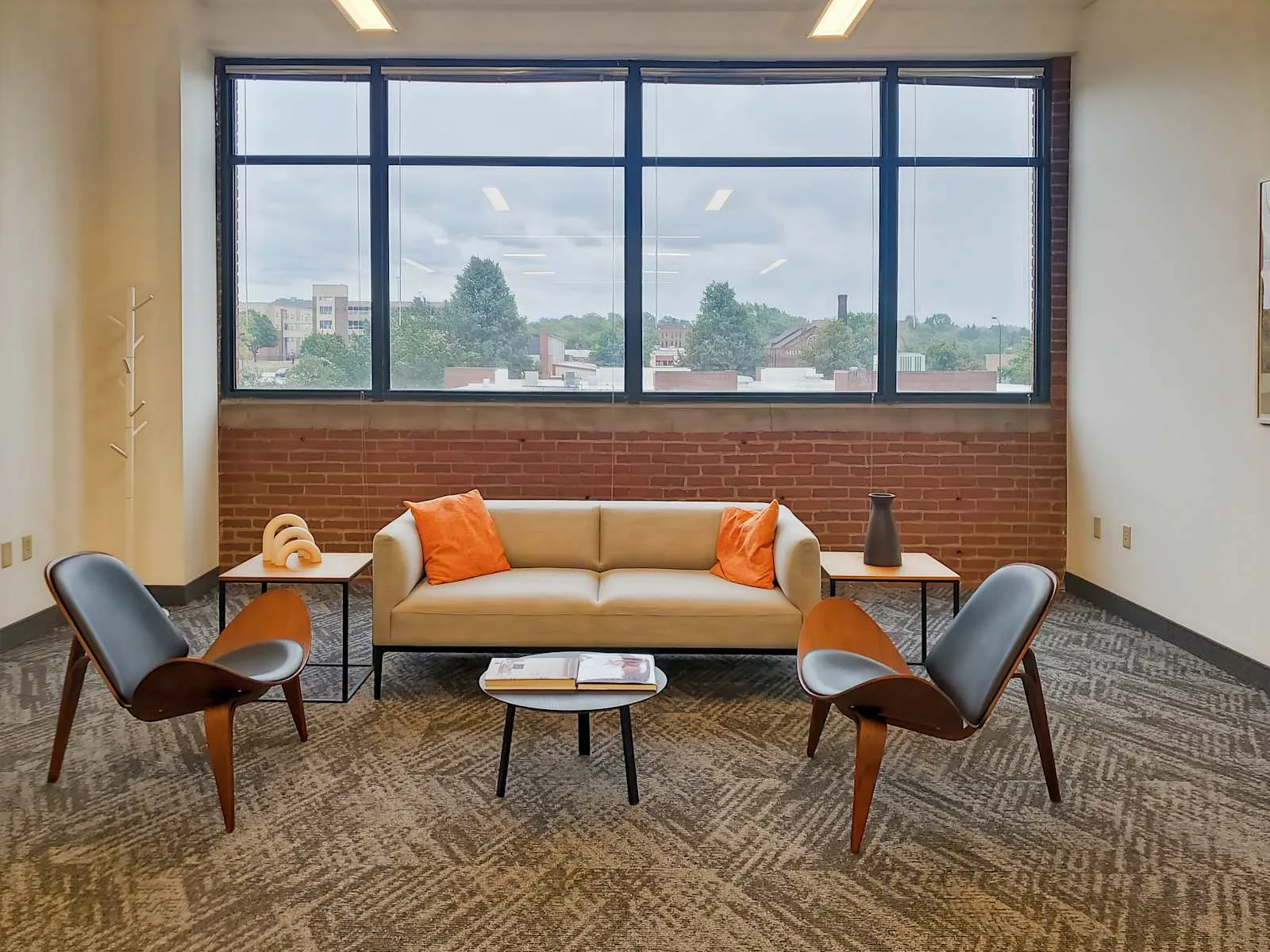 HQ OH, Akron - South Main St, Lounge, Akron, OH