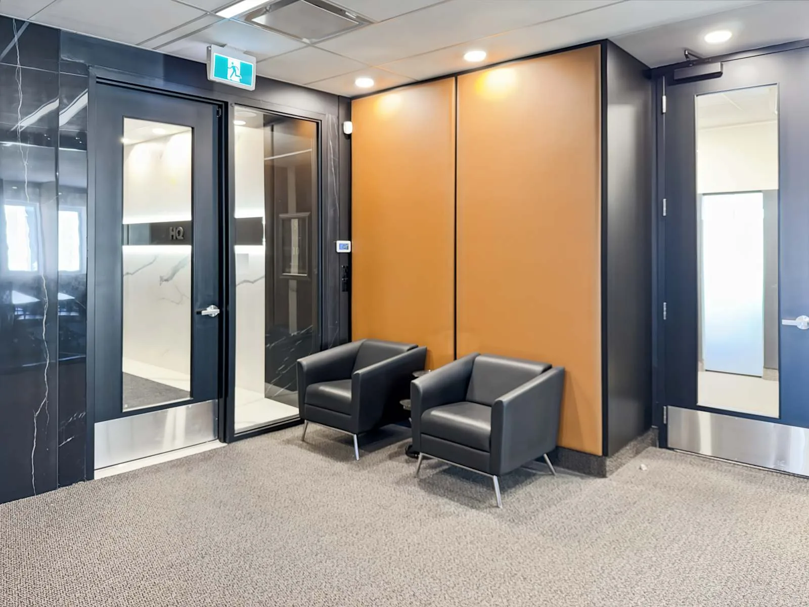 HQ QC, Montreal - Rue Saint-Jacques, Lounge, Montreal, QC