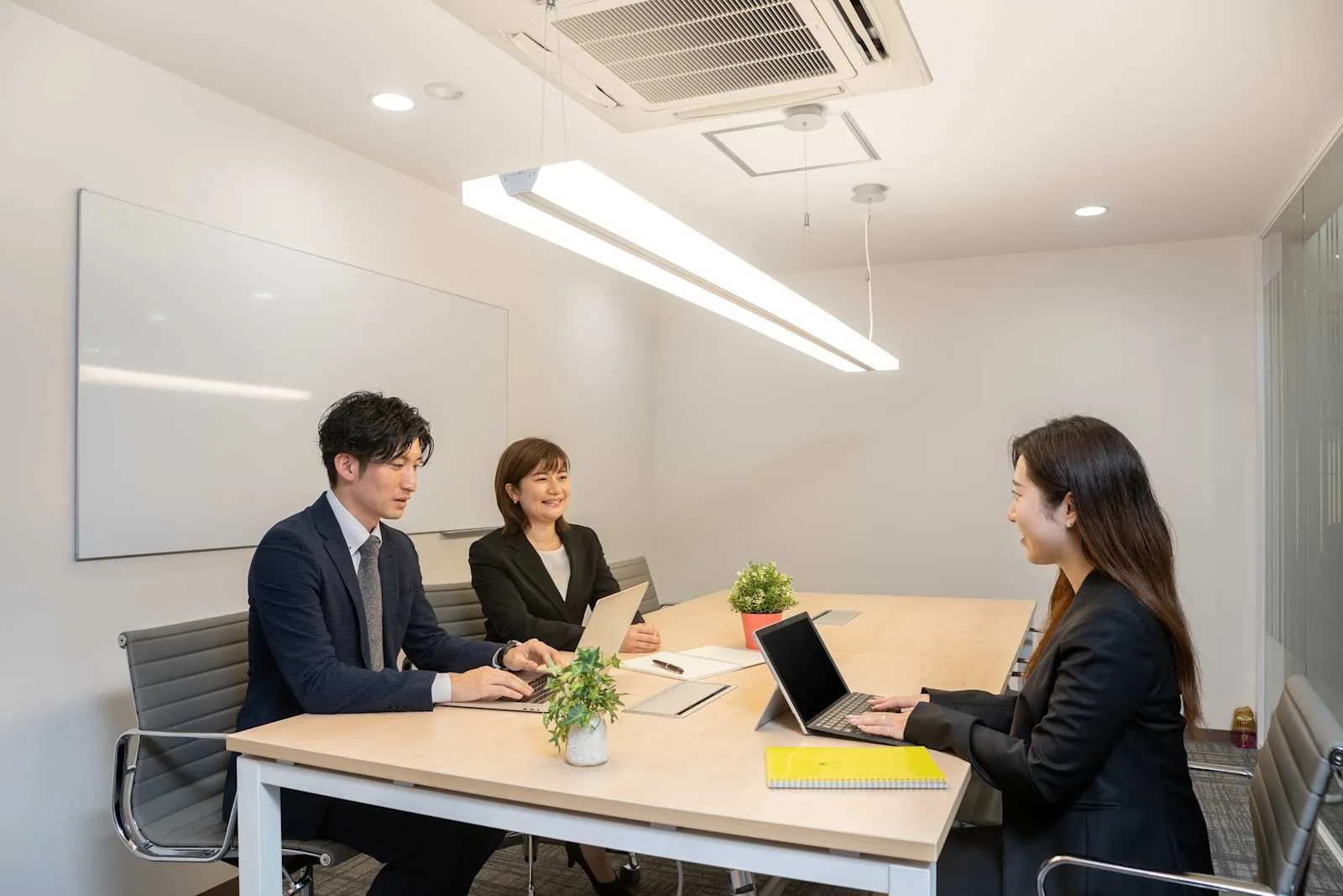 Open Office Osaka, Midosuji、会議室（6名）、大阪