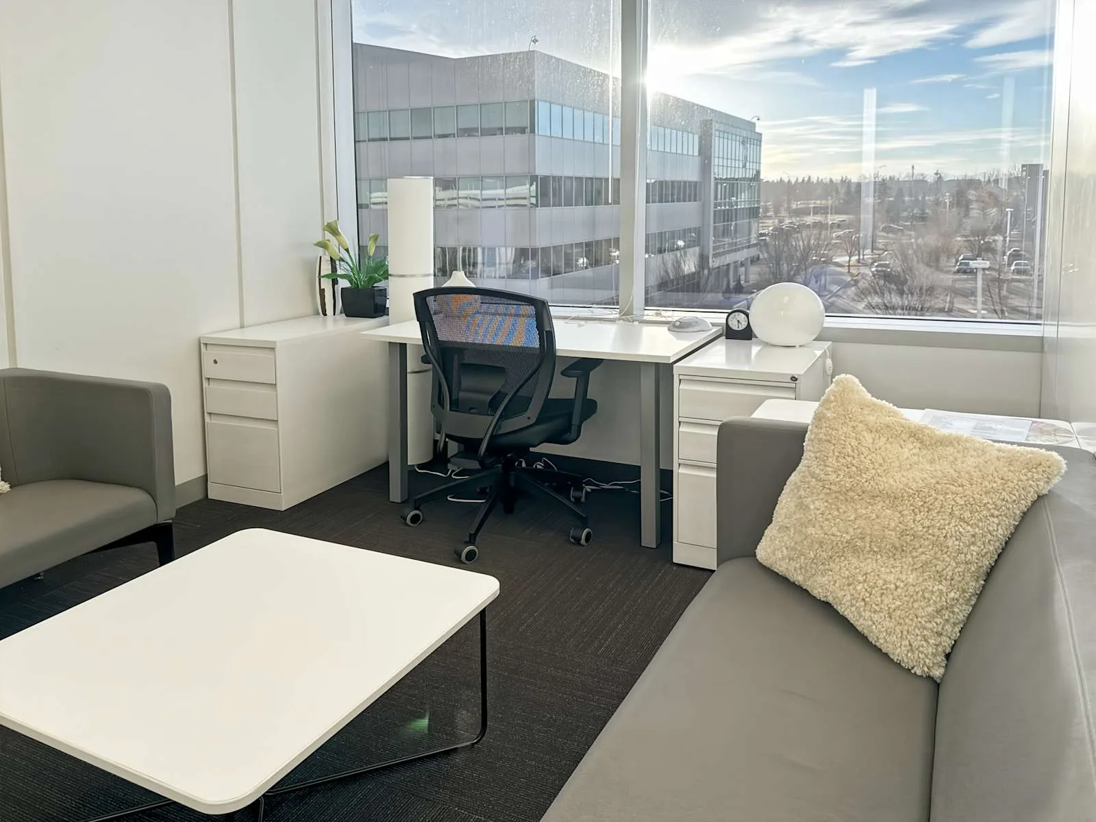 Regus AB, Calgary - Westmount, Private office, 1 desk, Calgary, AB