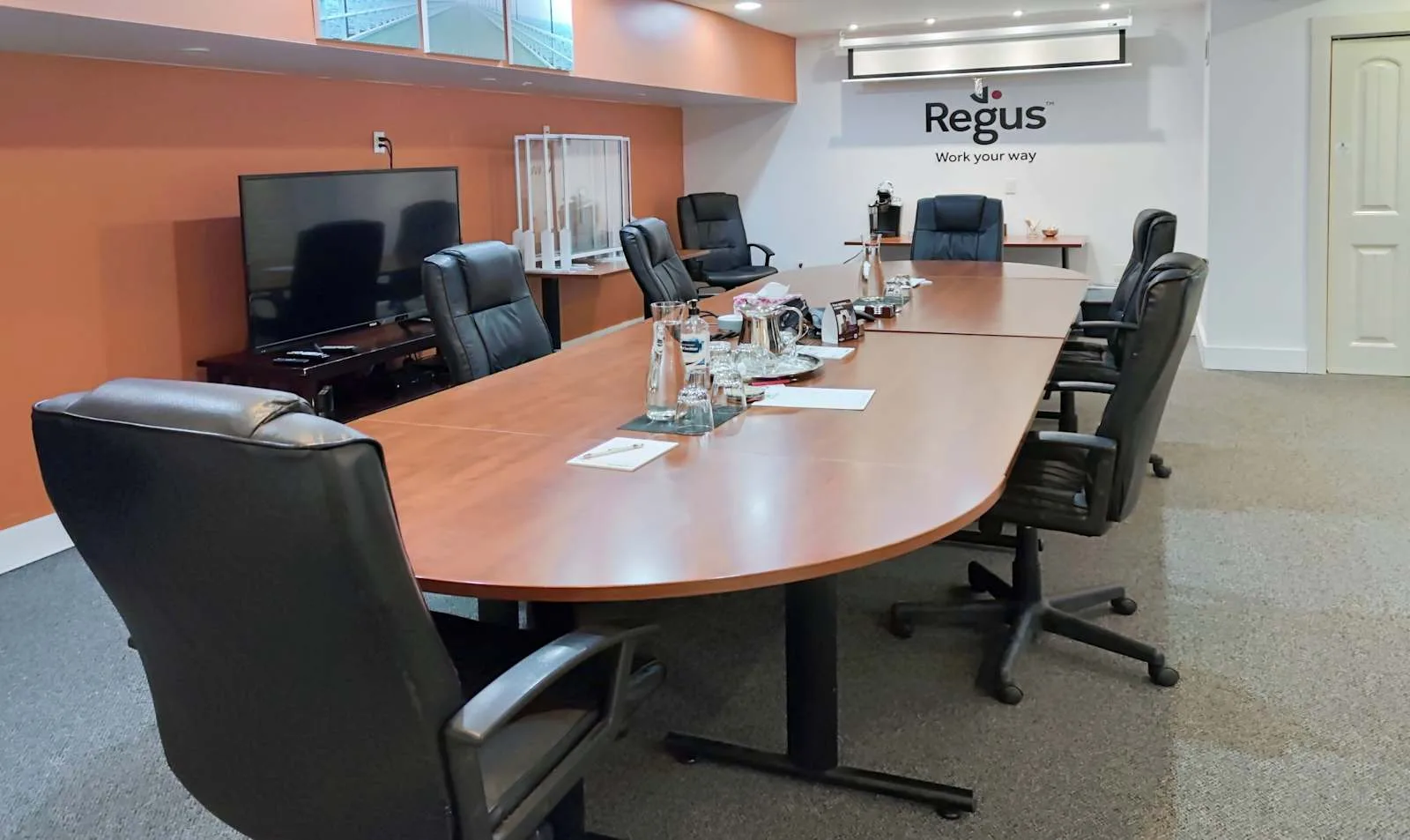 Regus AB, Medicine Hat - 640 3rd St SE, Salle de réunion 7 personnes, Medicine Hat, AB
