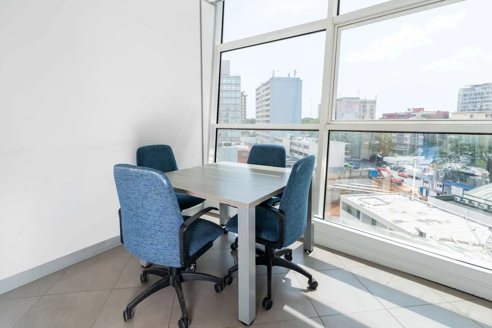 Regus ABIDJAN, XL Plateau, Salle de réunion 4 personnes, Abidjan