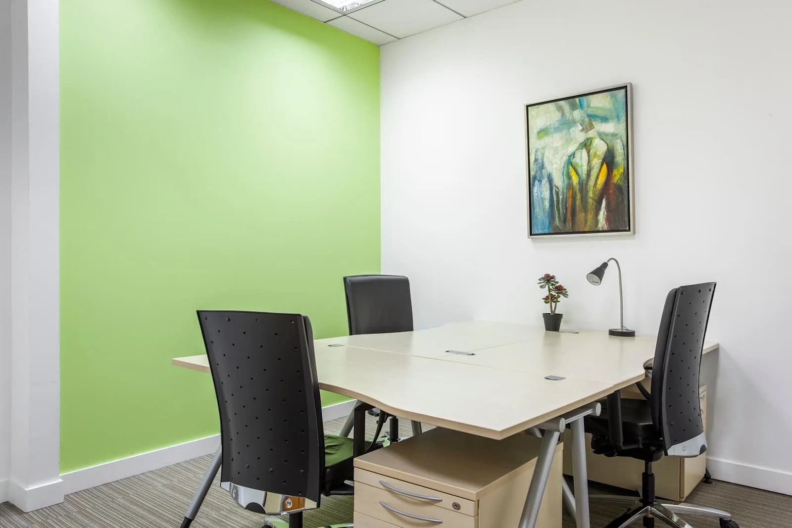 Regus ABU DHABI, Airport Road، مكتب خاص بـ 4 محطات عمل، أبو ظبي