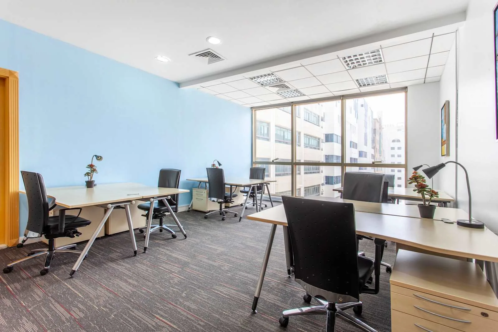Regus ABU DHABI, Airport Road، مكتب خاص بـ 6 محطات عمل، أبو ظبي