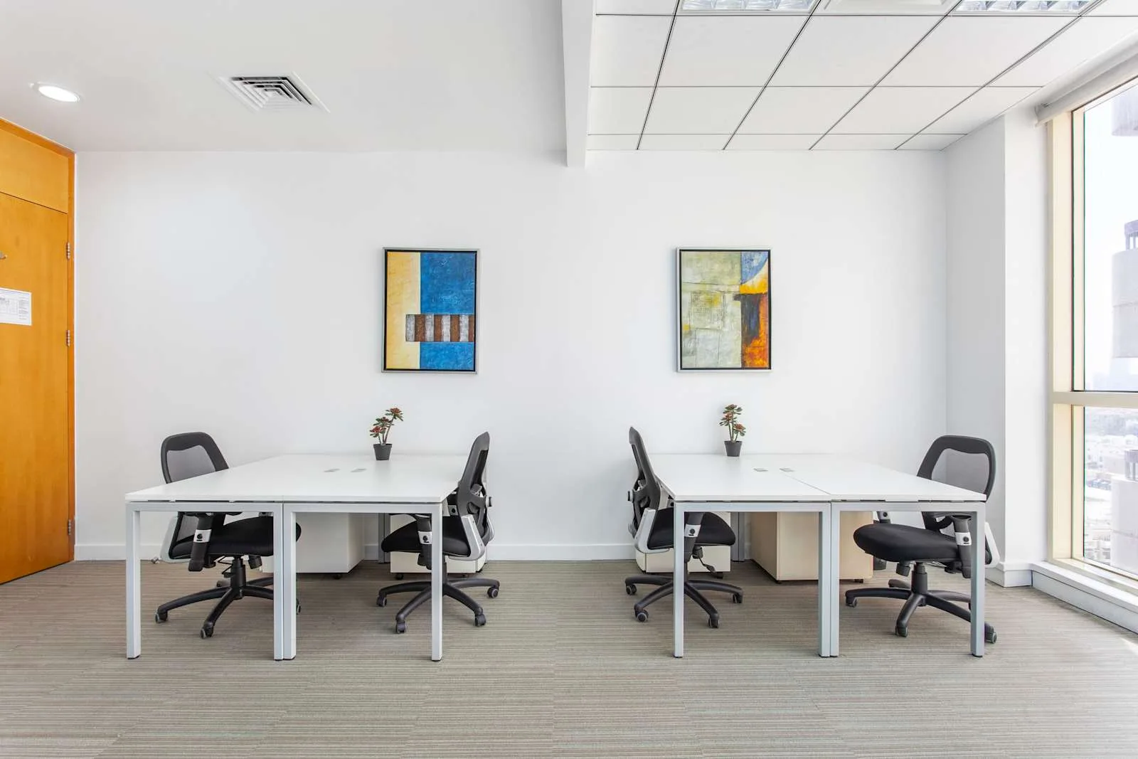 Regus ABU DHABI, Airport Road، مكتب خاص بـ 4 محطات عمل، أبو ظبي