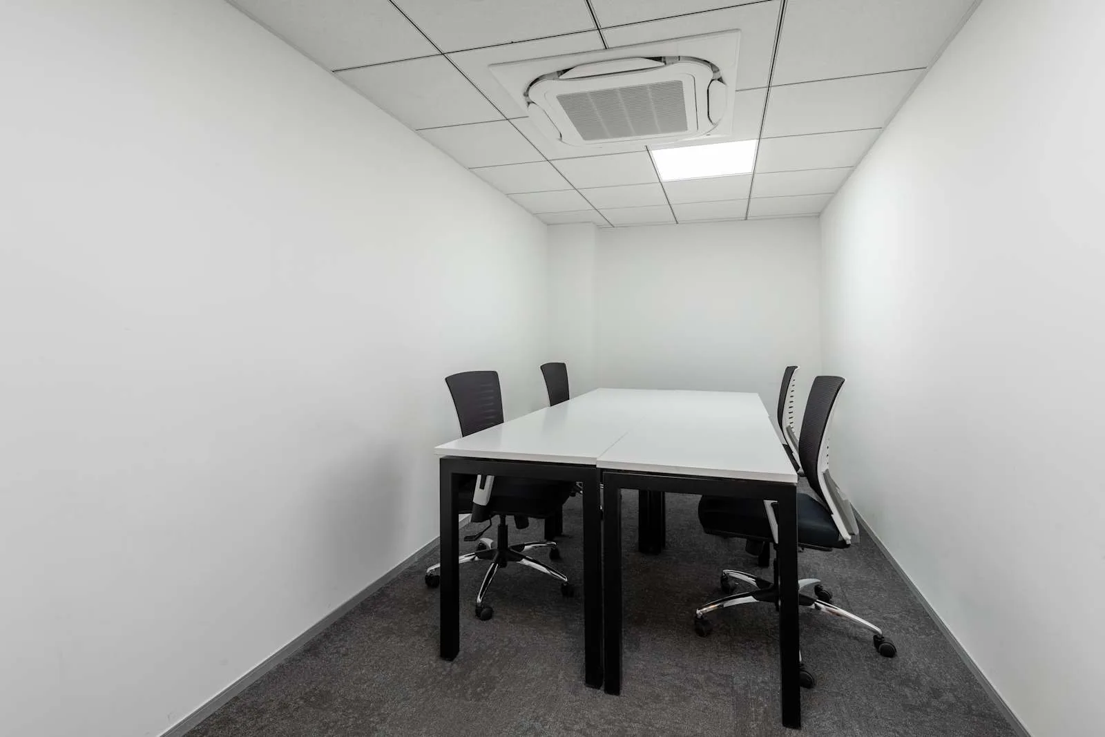 Regus AHMEDABAD, Ratnakar 9 Square, 4 लोगों के लिए बैठक कक्ष, अहमदाबाद
