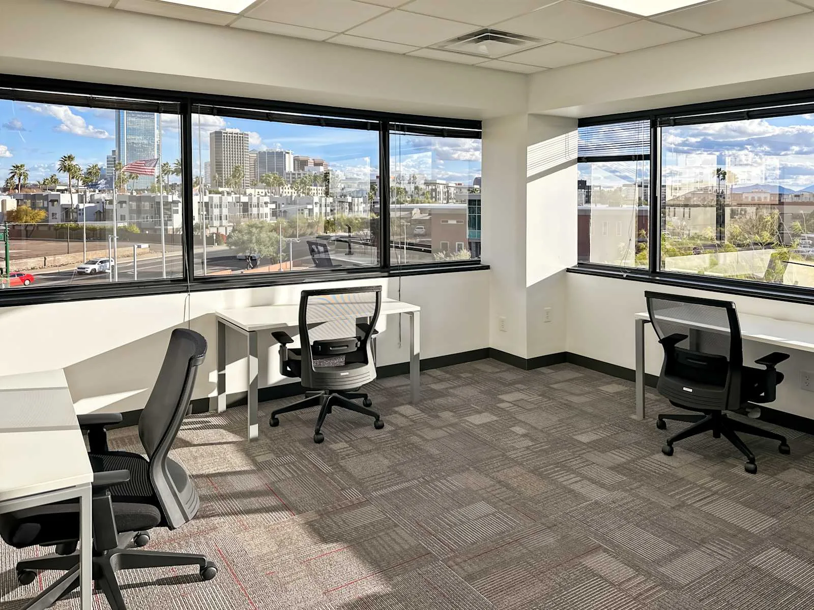 Regus AZ, Phoenix - Clarendon, Private office, 3 desks, Phoenix, AZ