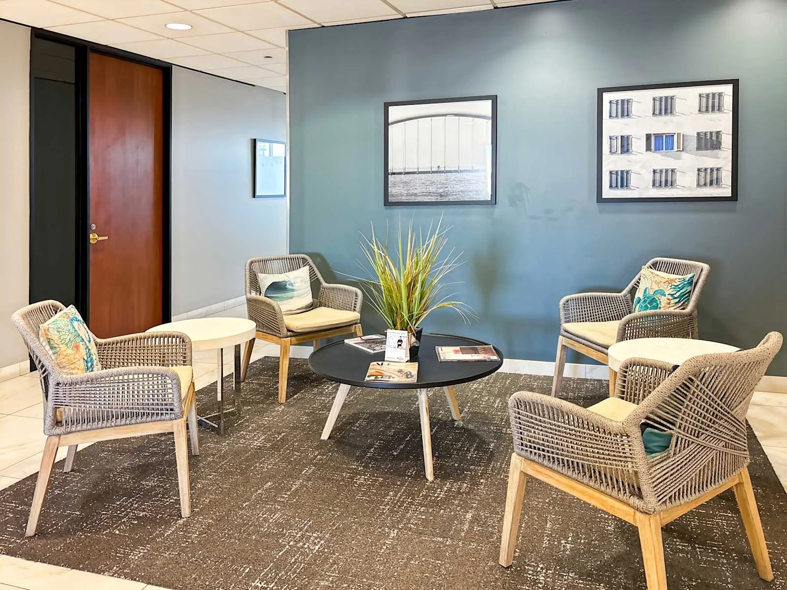 Regus AZ, Scottsdale - Fashion Square, Lounge, Scottsdale, AZ