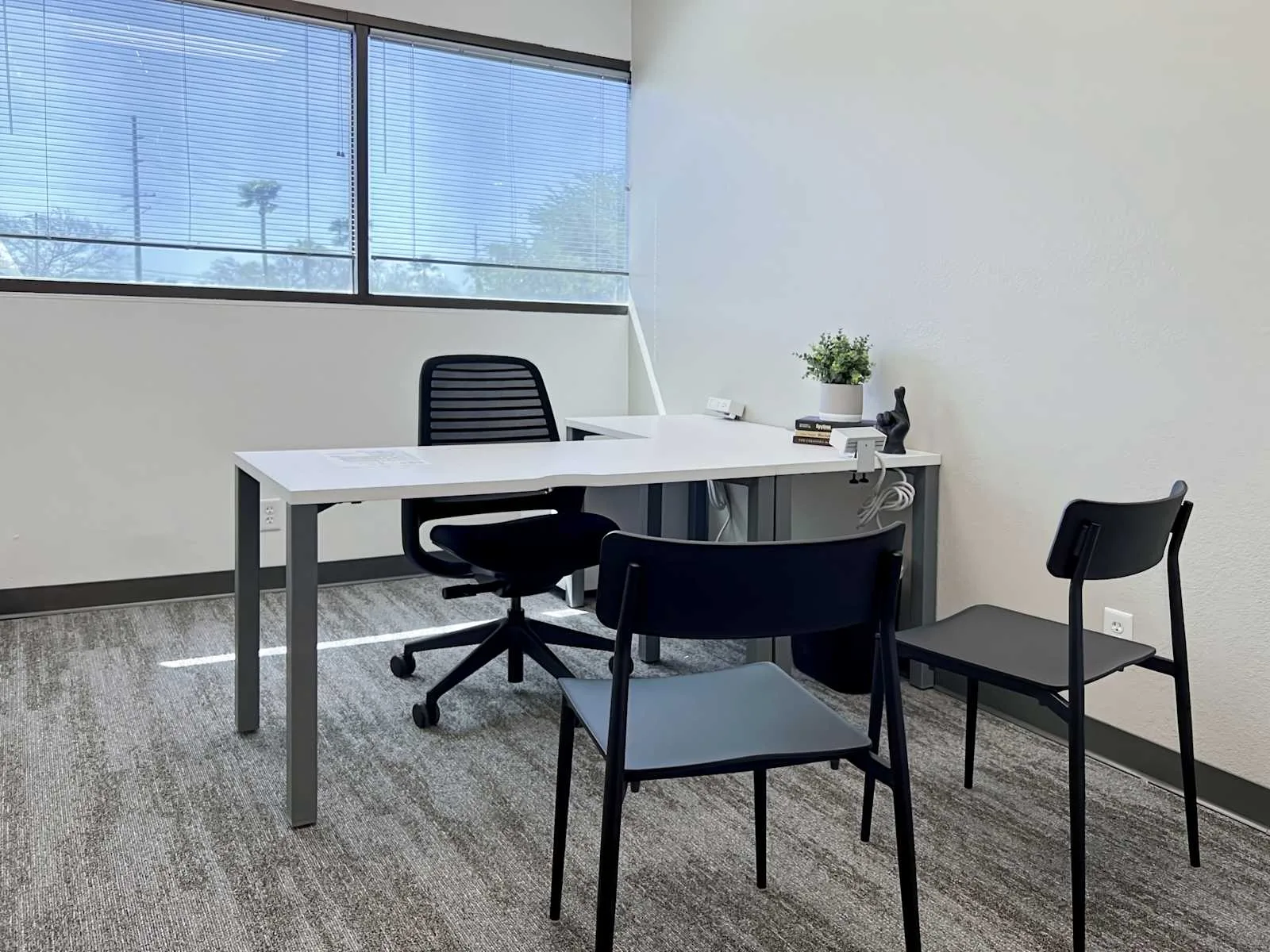 Regus AZ, Tucson - E Broadway Blvd, Private office, 1 desk, Tucson, AZ