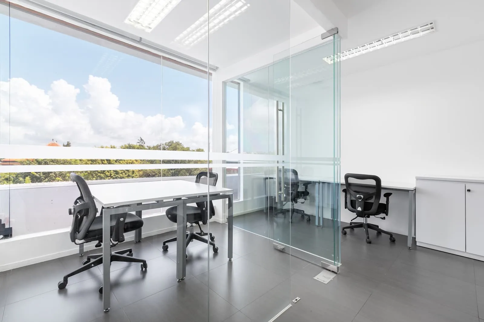 Regus BALI, Benoa Square, Kantor pribadi dengan 3 meja kerja, Bali