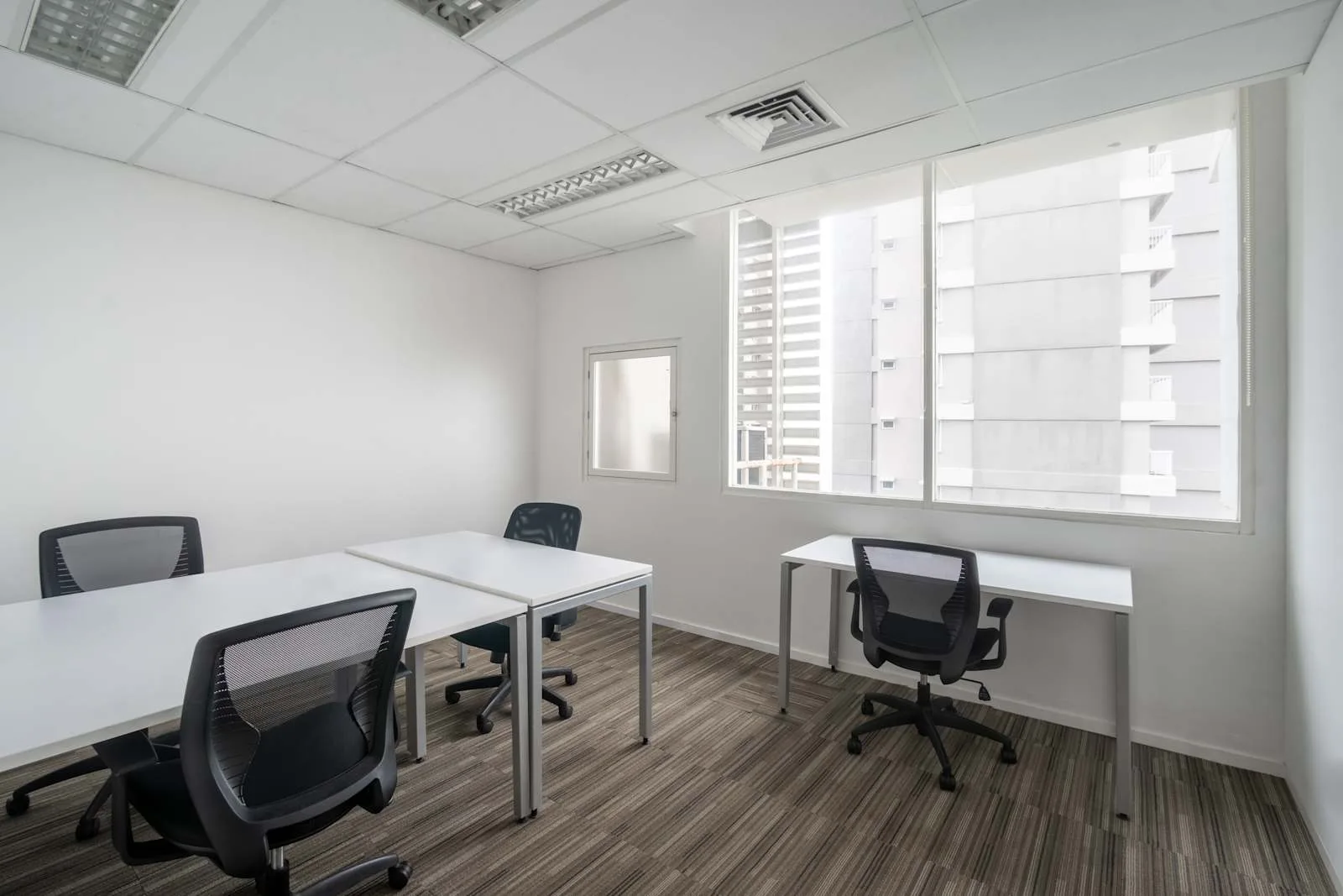 Regus BALIKPAPAN, Panin Tower, Kantor pribadi dengan 4 meja kerja, Balikpapan