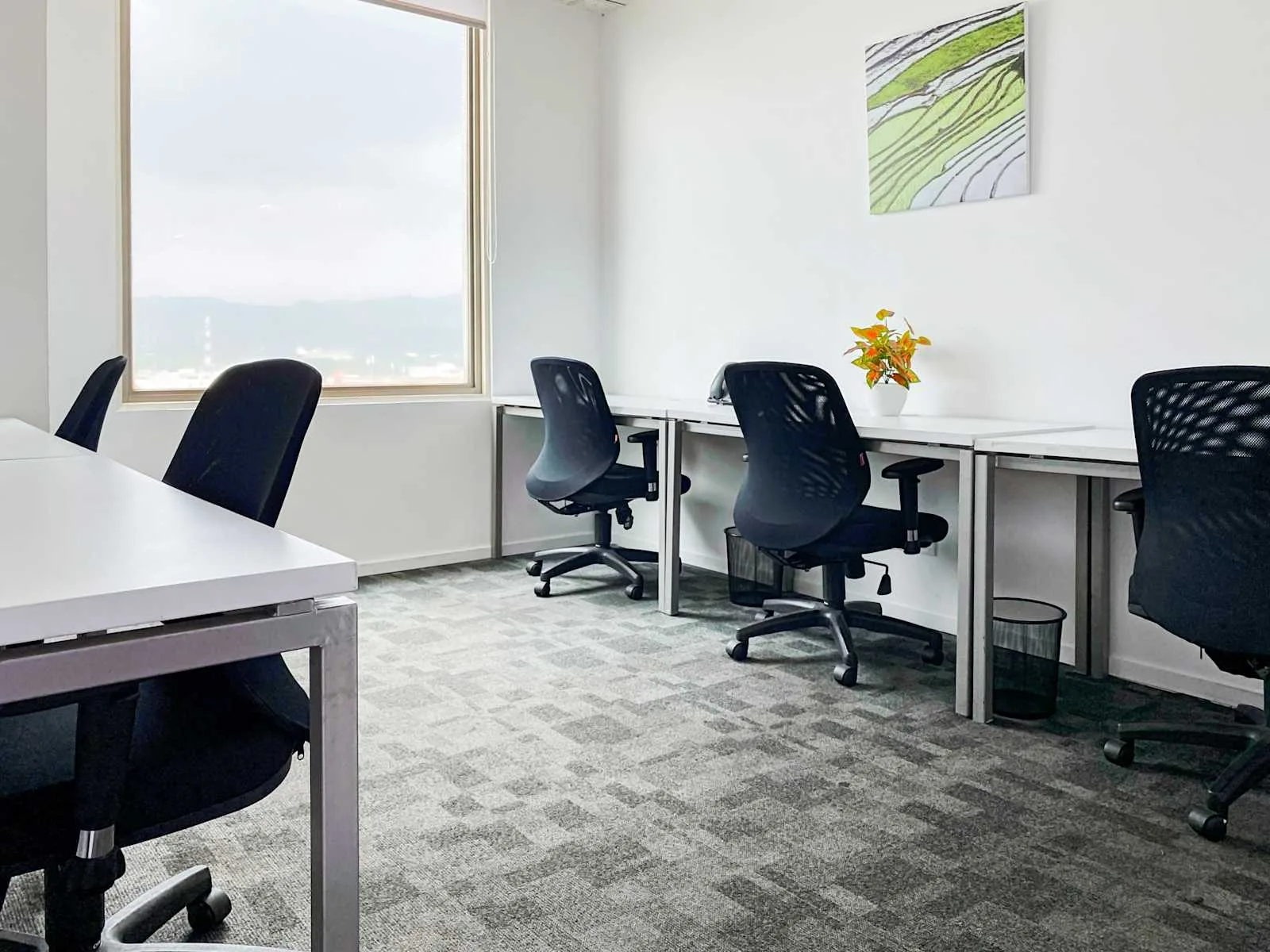 Regus Bandung, Menara Asia Afrika, Kantor pribadi dengan 5 meja kerja, Bandung