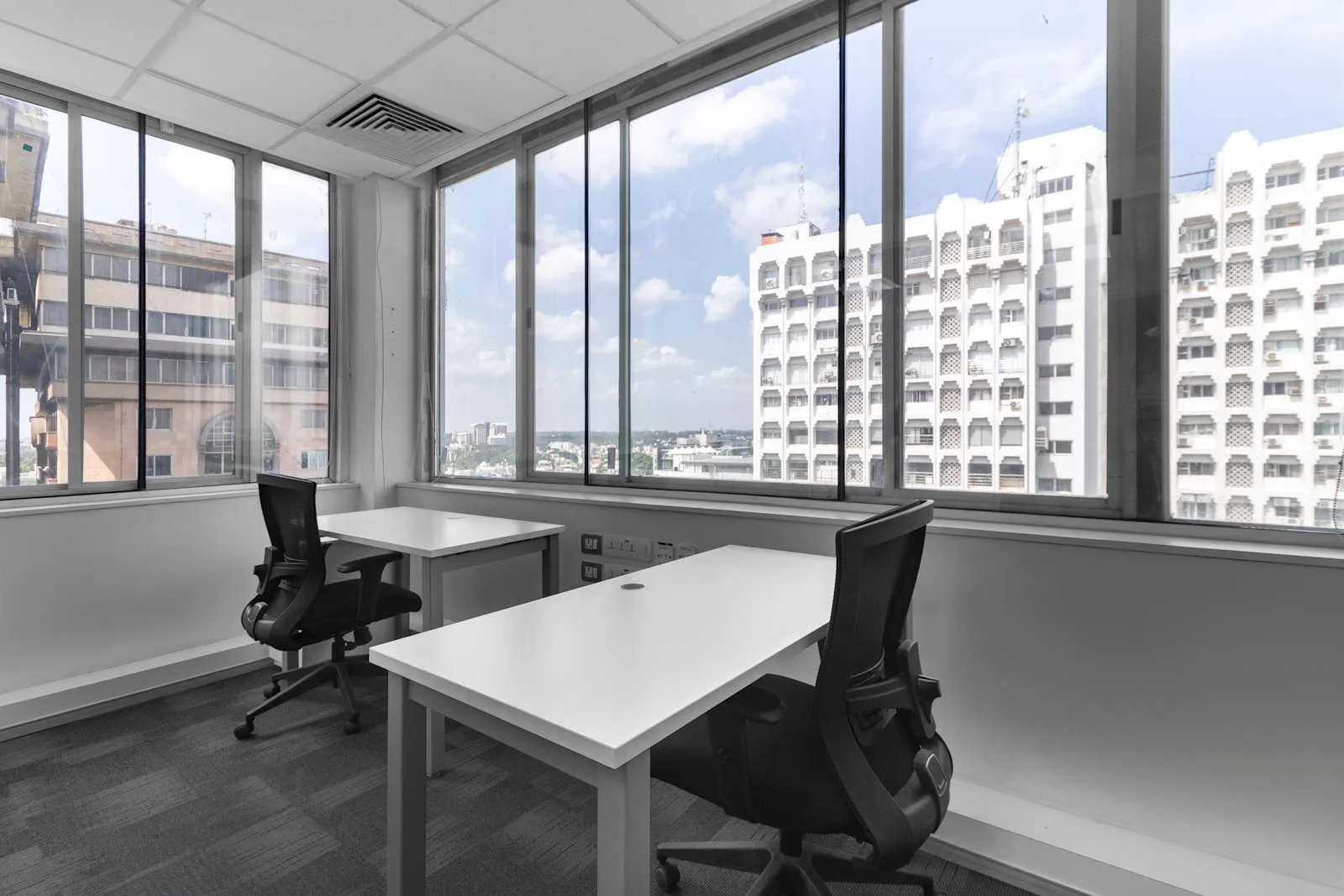 Regus BANGALORE, The Estate, 2 वर्कस्टेशन वाला निजी कार्यालय, बेंगलुरु