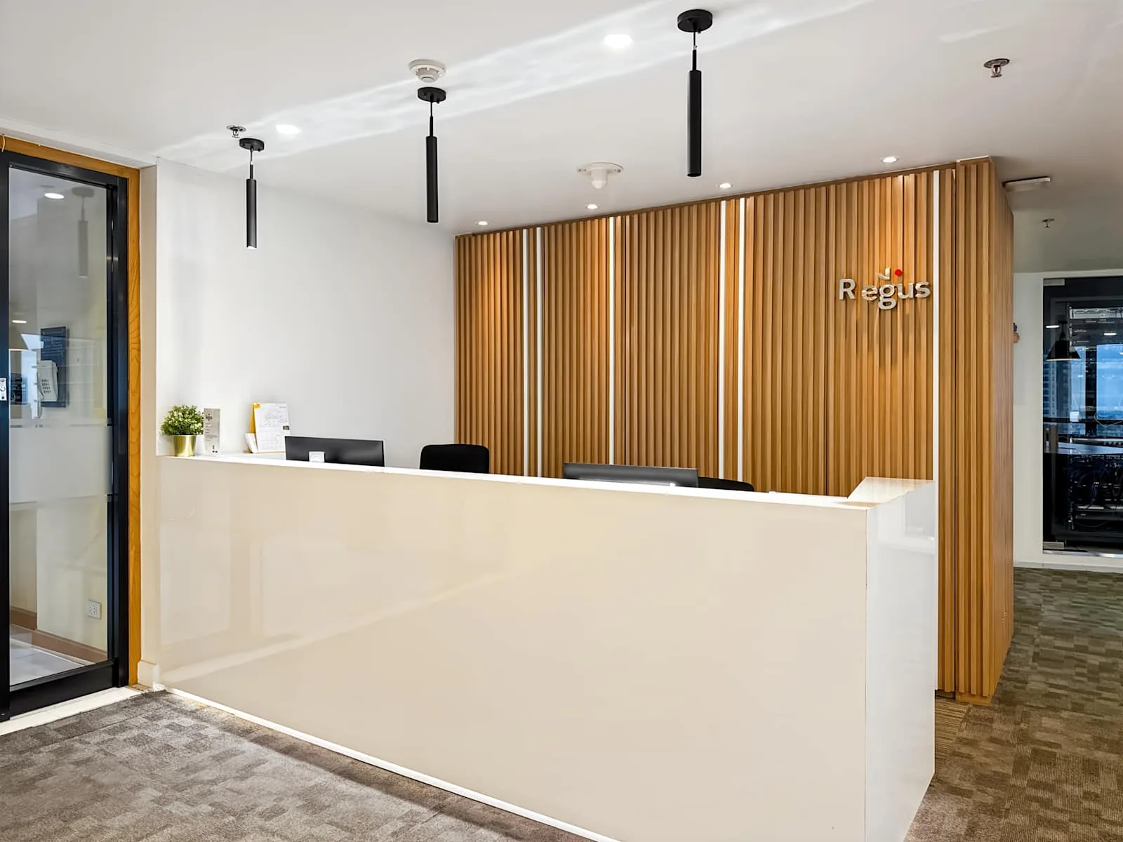 Regus BANGKOK, Chartered Square, แผนกต้อนรับ, กรุงเทพมหานคร