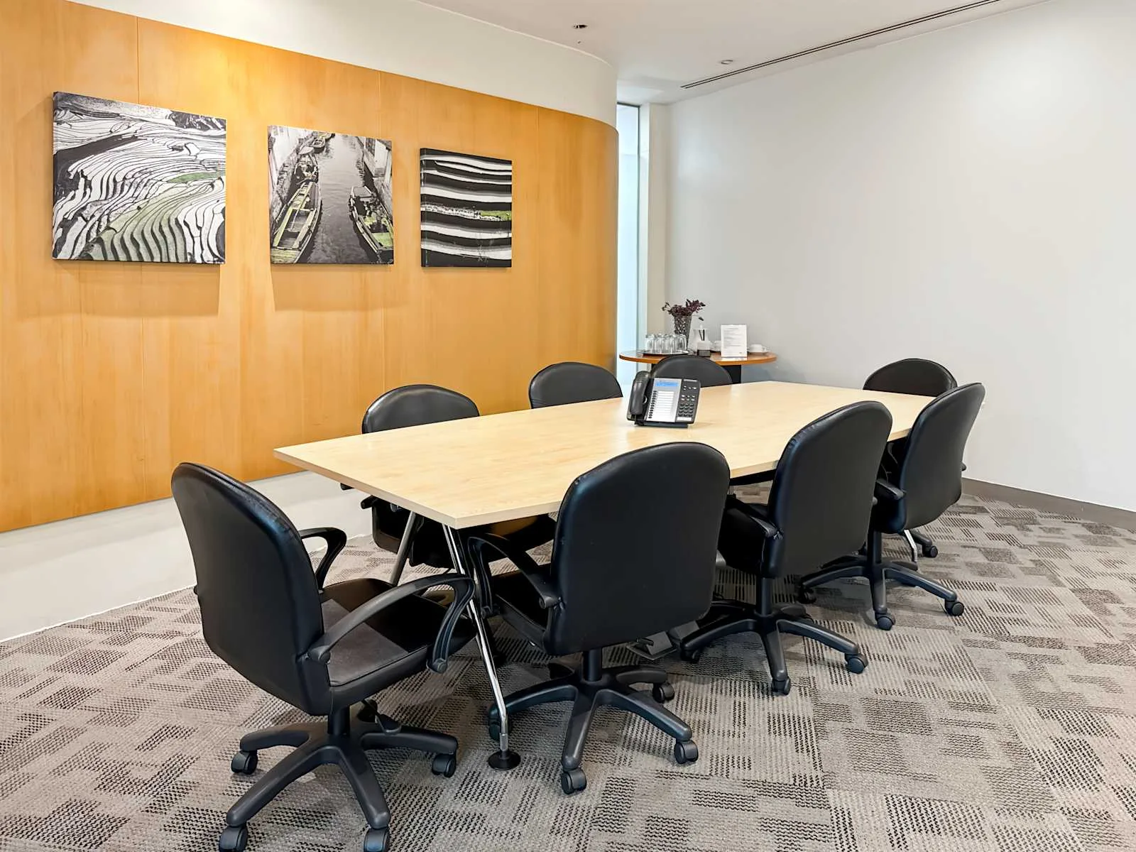 Regus BANGKOK, CRC Tower - All Seasons Place, ห้องประชุมสำหรับ 8 คน, กรุงเทพมหานคร