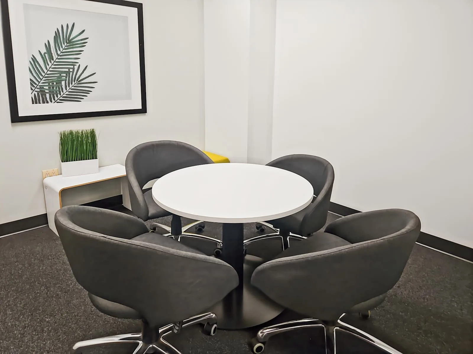 Regus BC, Vancouver - Pacific Centre, Meeting room for 4 people, Vancouver, BC
