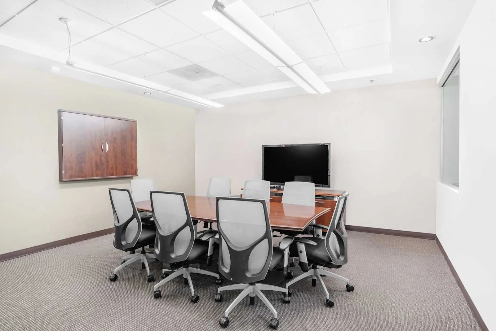 Regus CA, Bakersfield - 4900 California Avenue, Meeting room for 8 people, Bakersfield, CA