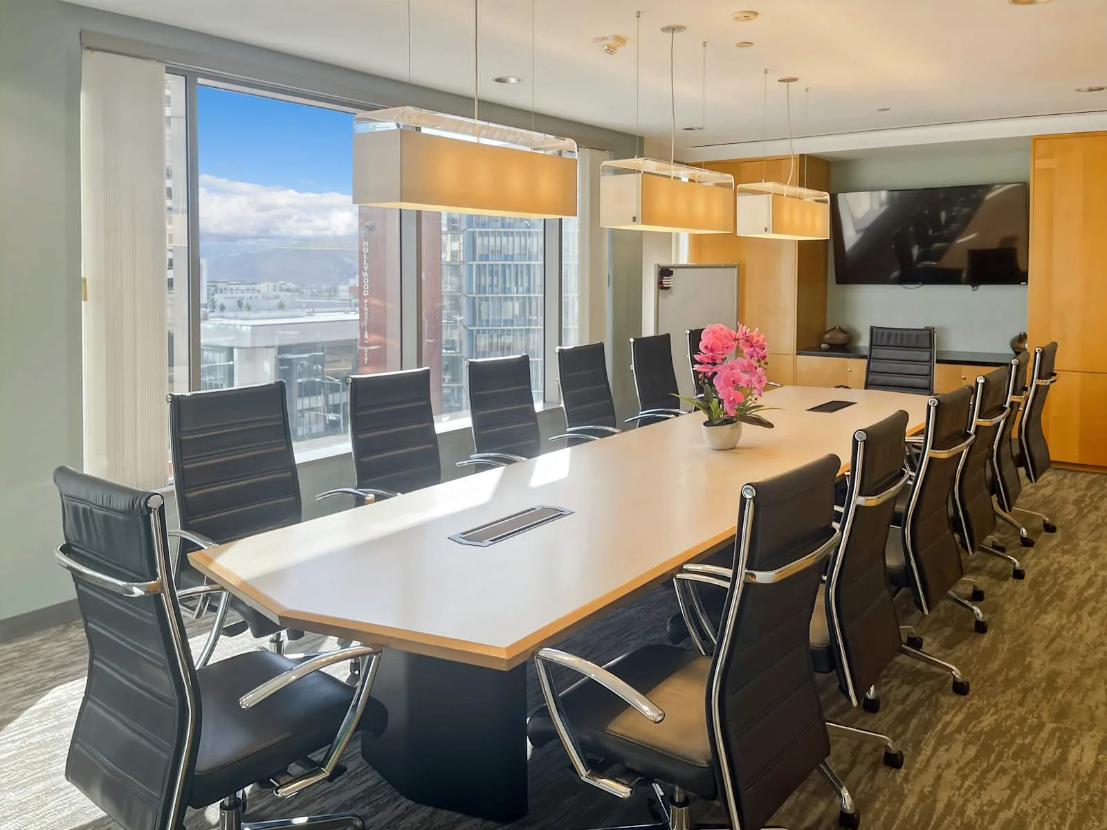 Regus CA, Glendale - Brand Blvd, Meeting room for 14 people, Glendale, CA