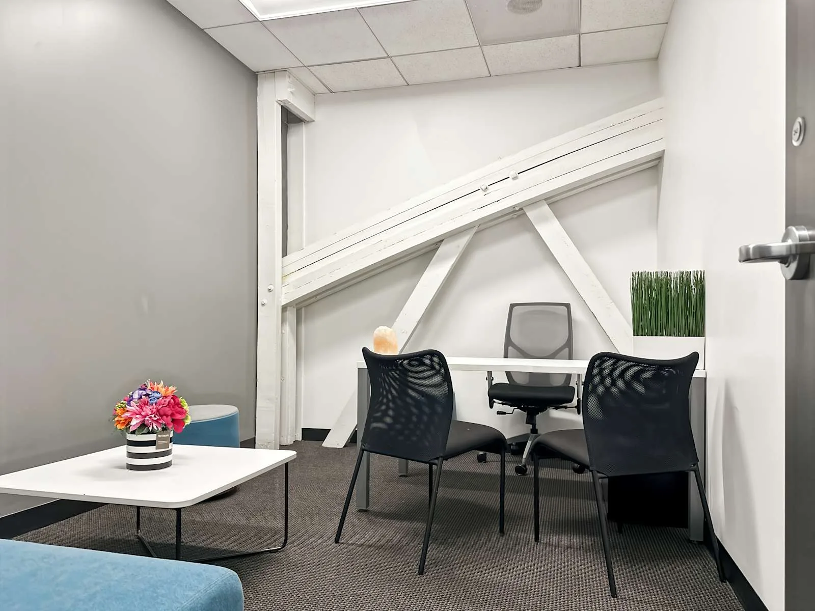 Regus CA, Glendale - Downtown Glendale, Private office, 1 desk, Glendale, CA