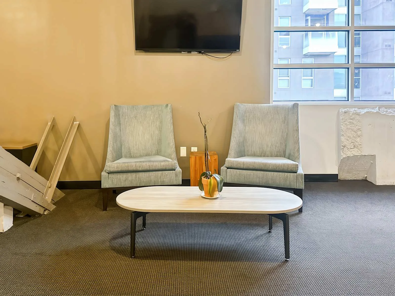 Regus CA, Glendale - Downtown Glendale, Lounge, Glendale, CA