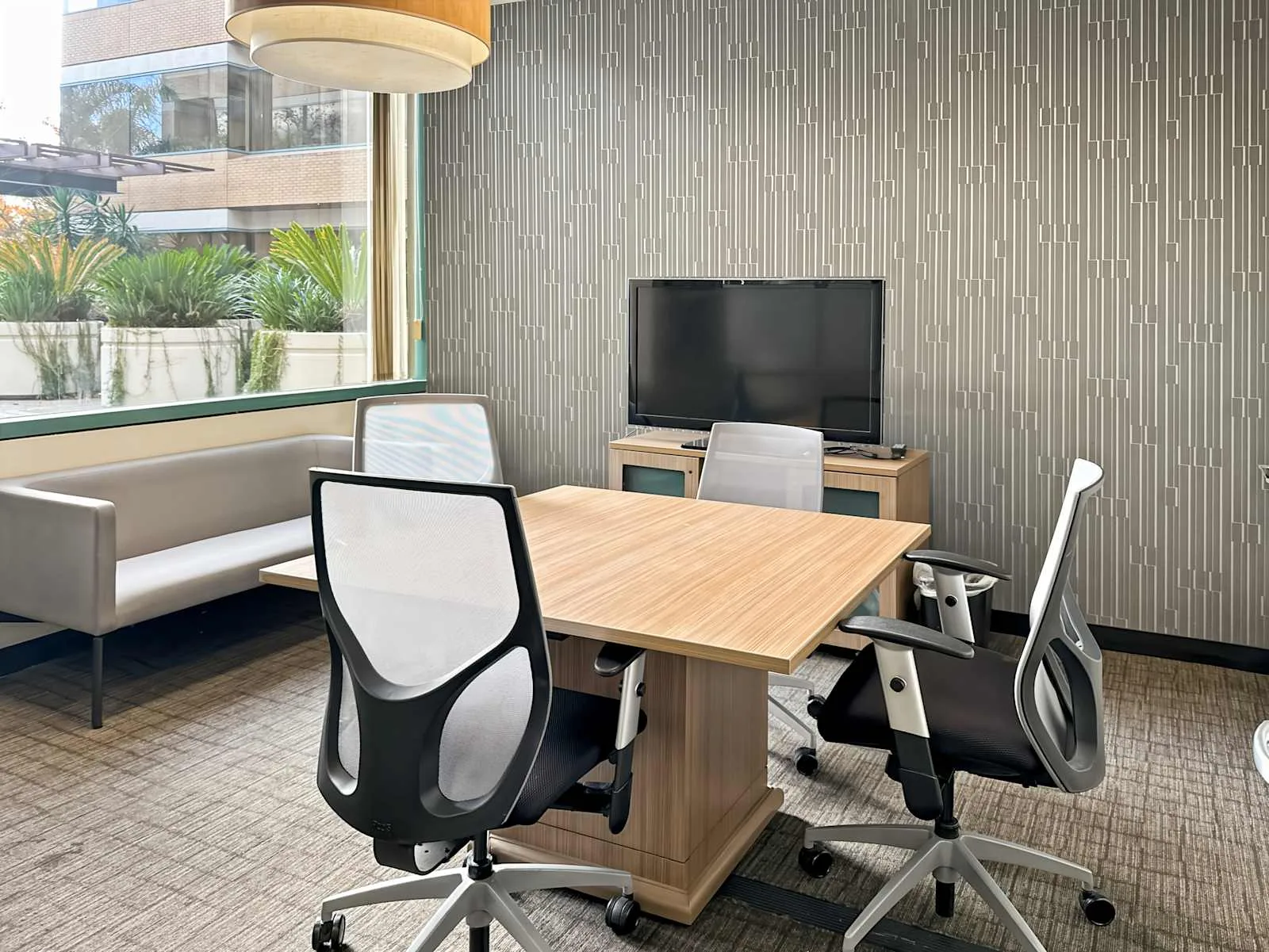 Regus CA, Mountain View - Mountain View Downtown, Meeting room for 4 people, Mountain View, CA