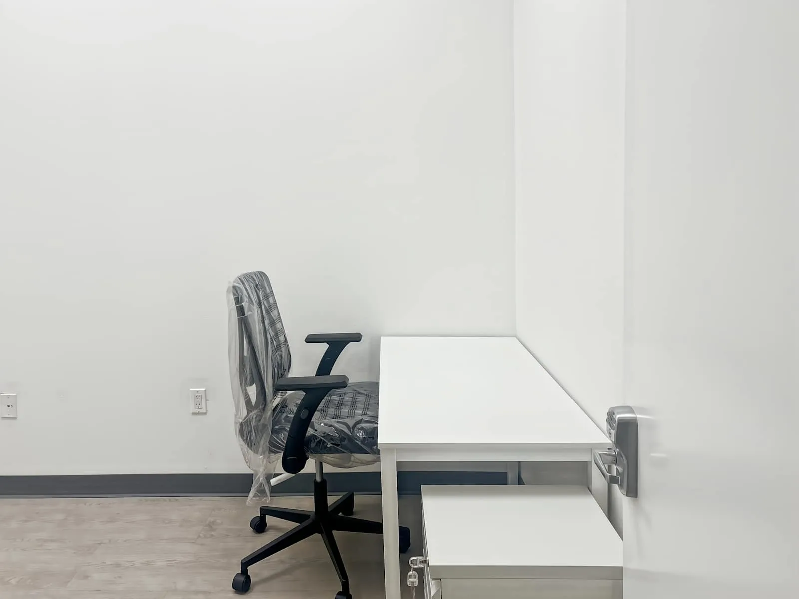 Regus CA, Oceanside - Mission Ave, Private office, 1 desk, Oceanside, CA