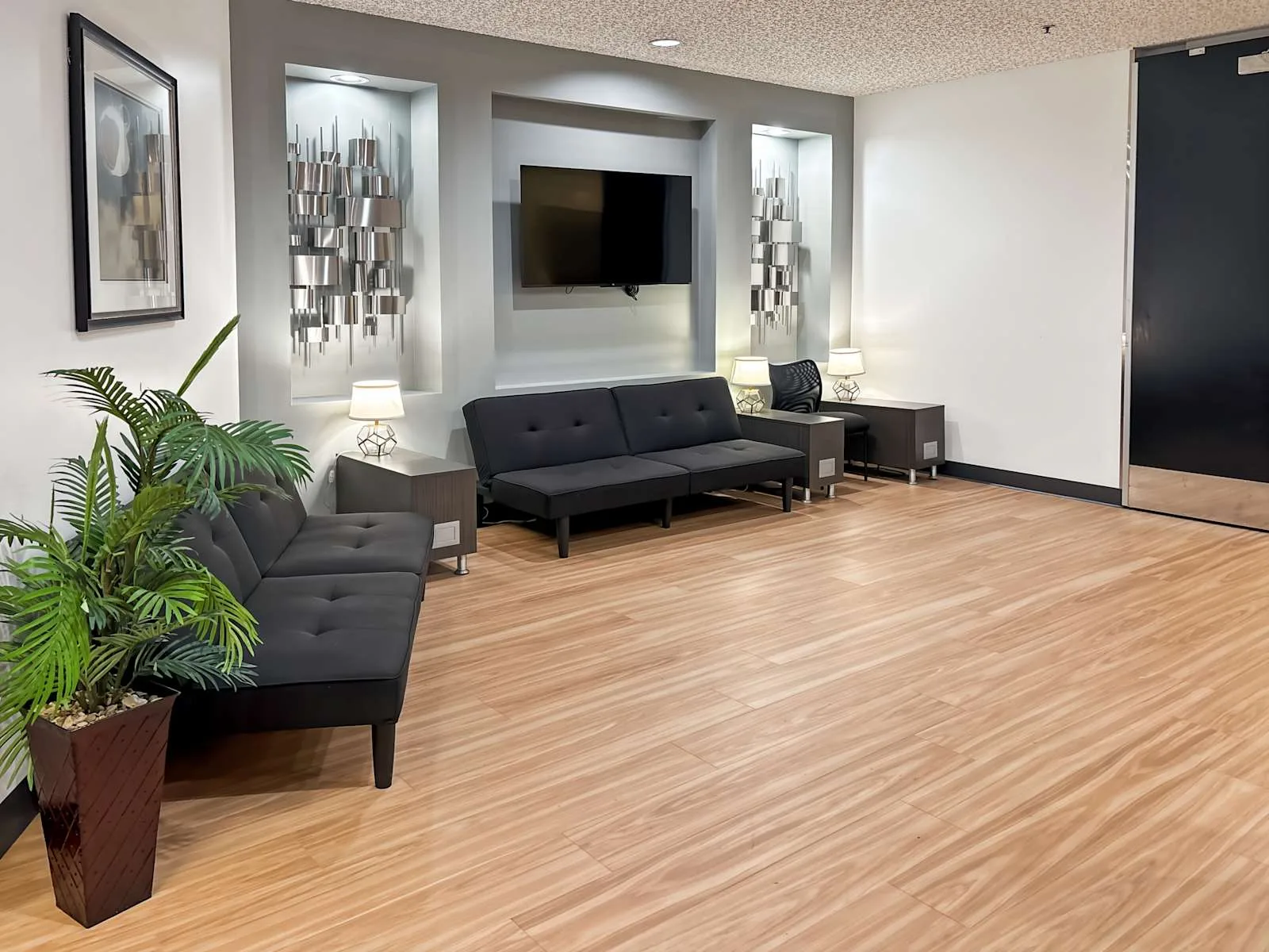 Regus CA, Oxnard - Topa Financial Plaza, Lounge, Oxnard, CA