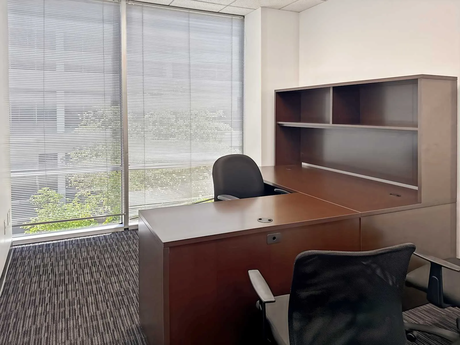 Regus CA, Woodland Hills - Ventura Blvd., Private office, 1 desk, Woodland Hills, CA