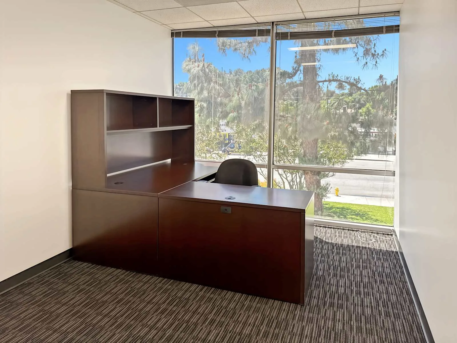 Regus CA, Woodland Hills - Ventura Blvd., Private office, 1 desk, Woodland Hills, CA