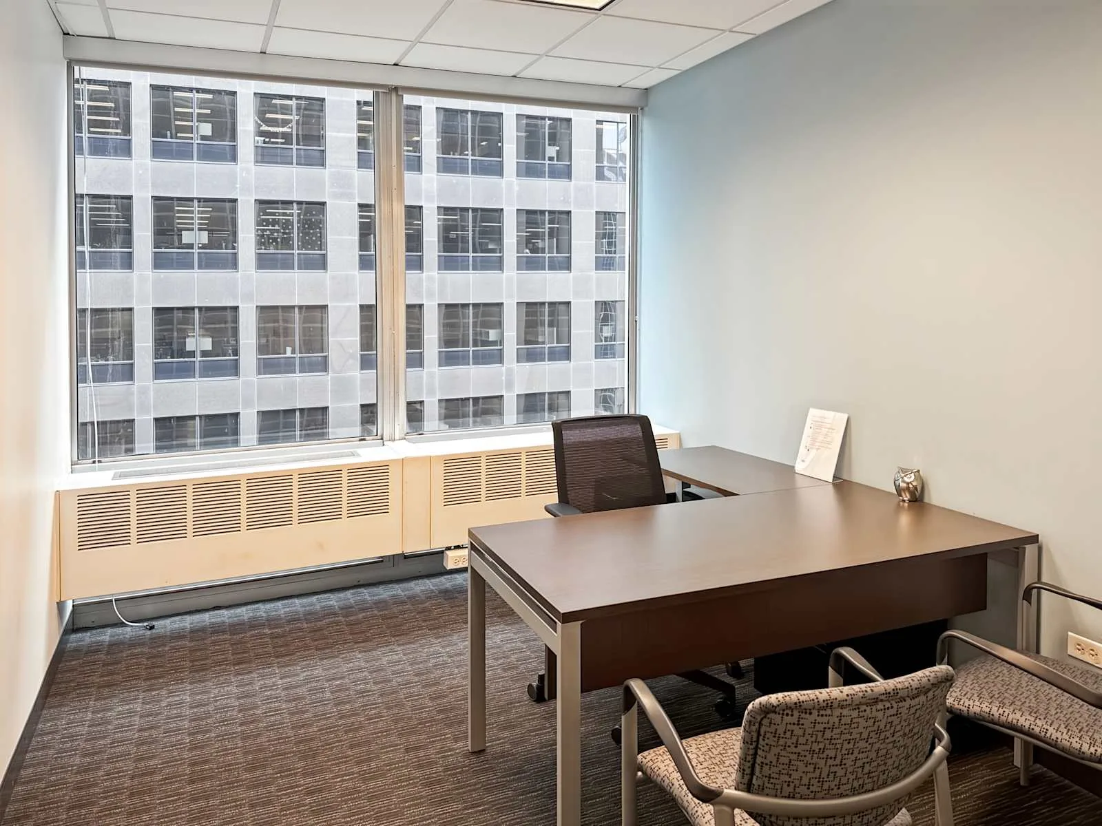 Regus IL, Chicago - 111 W. Jackson, Private office, 1 desk, Chicago, IL