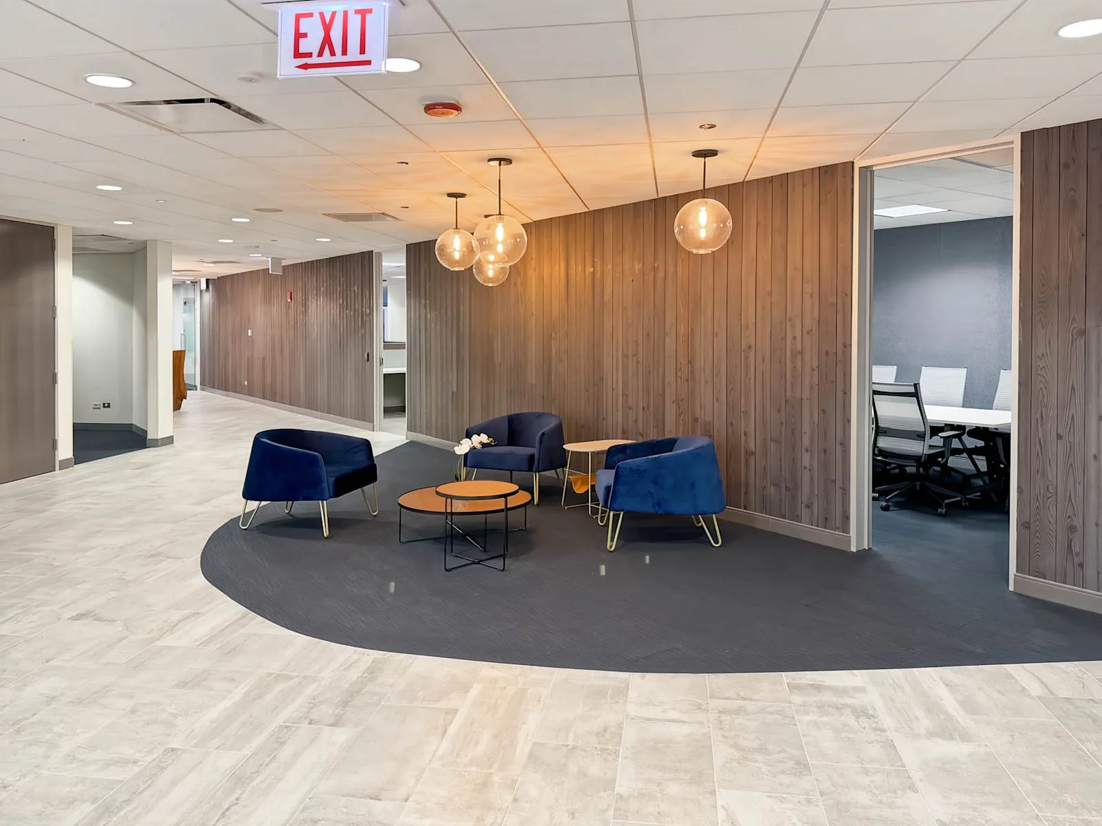 Regus IL, Chicago - 150 N. Michigan, Lounge, Chicago, IL