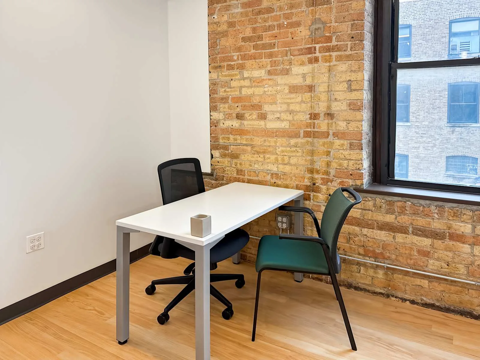Regus IL, Chicago - Goose Island, Private office, 1 desk, Chicago, IL