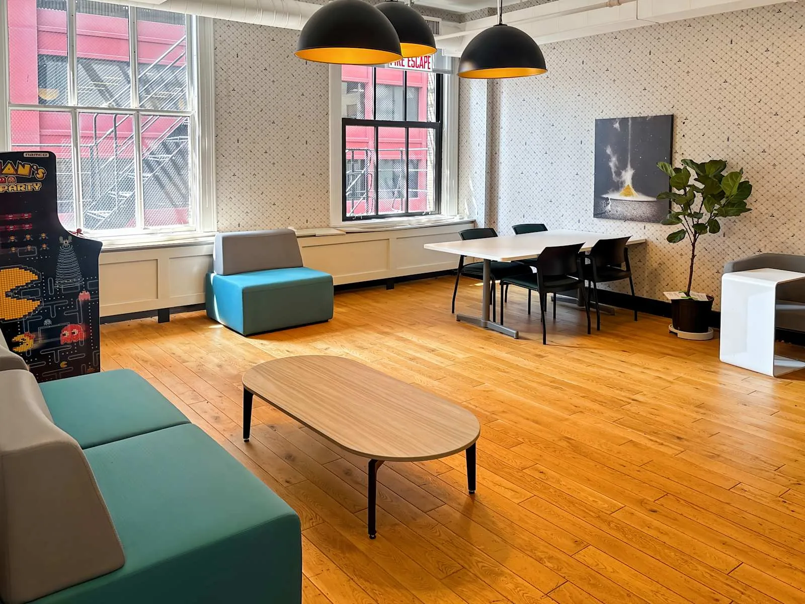 Regus IL, Chicago - Hyde Park, Lounge, Chicago, IL