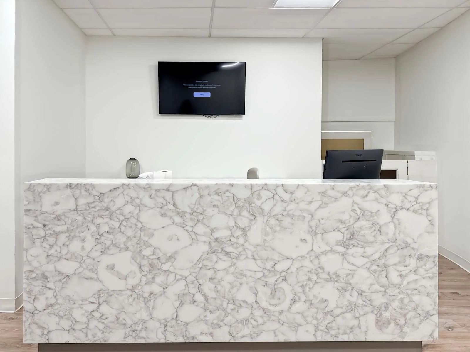 Regus IL, Chicago - N Clark St, Reception, Chicago, IL
