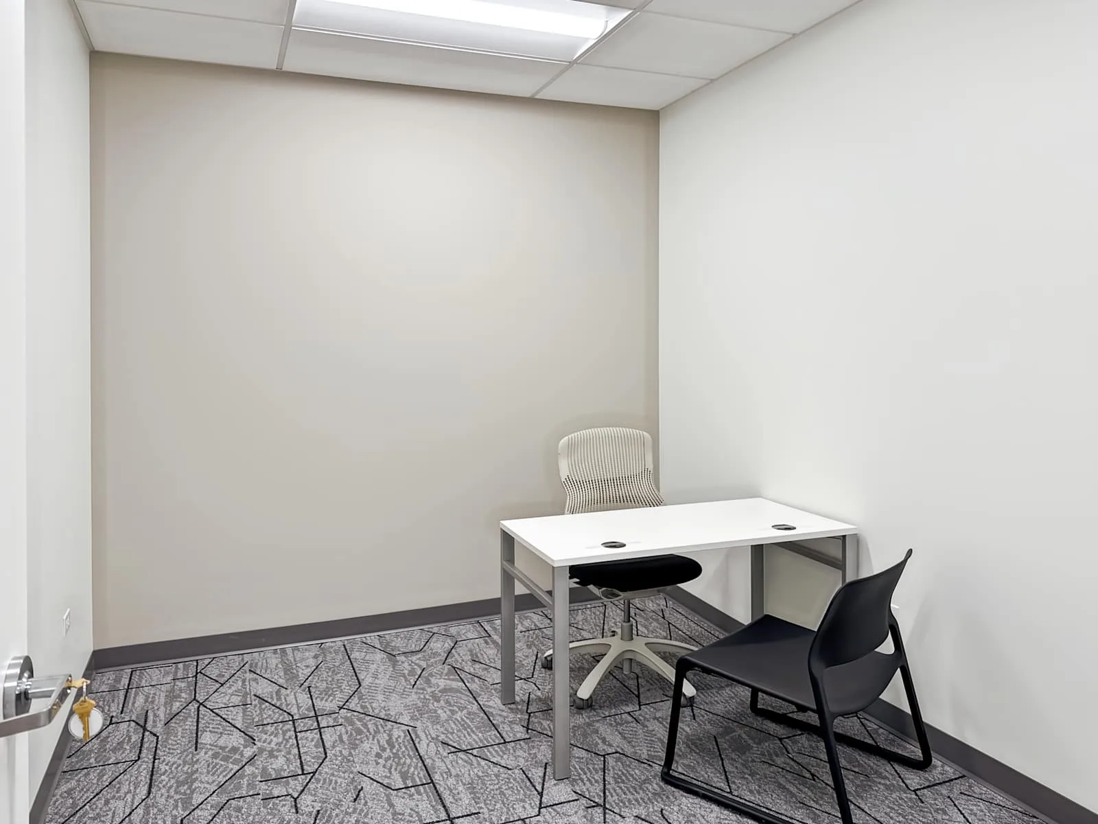 Regus IL, Chicago - N Clark St, Private office, 1 desk, Chicago, IL