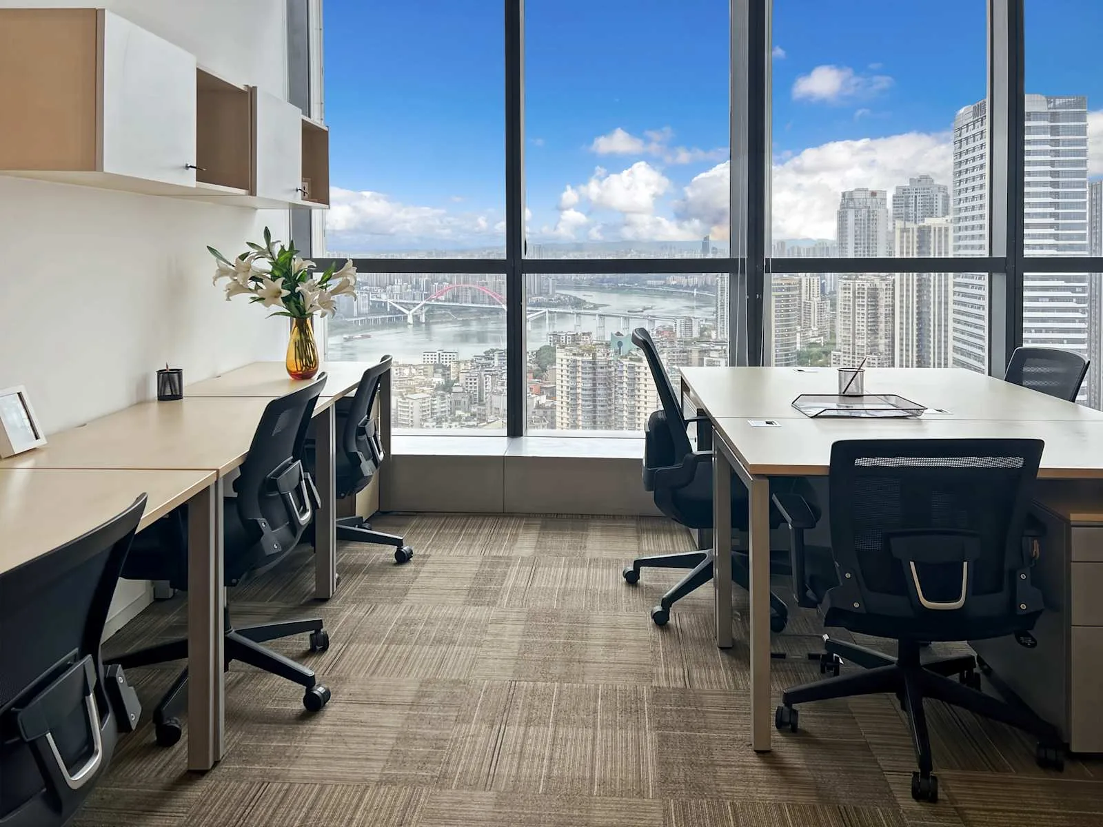 Regus CHONGQING, HNA Poly Plaza、6个工位的独立办公室、重庆市
