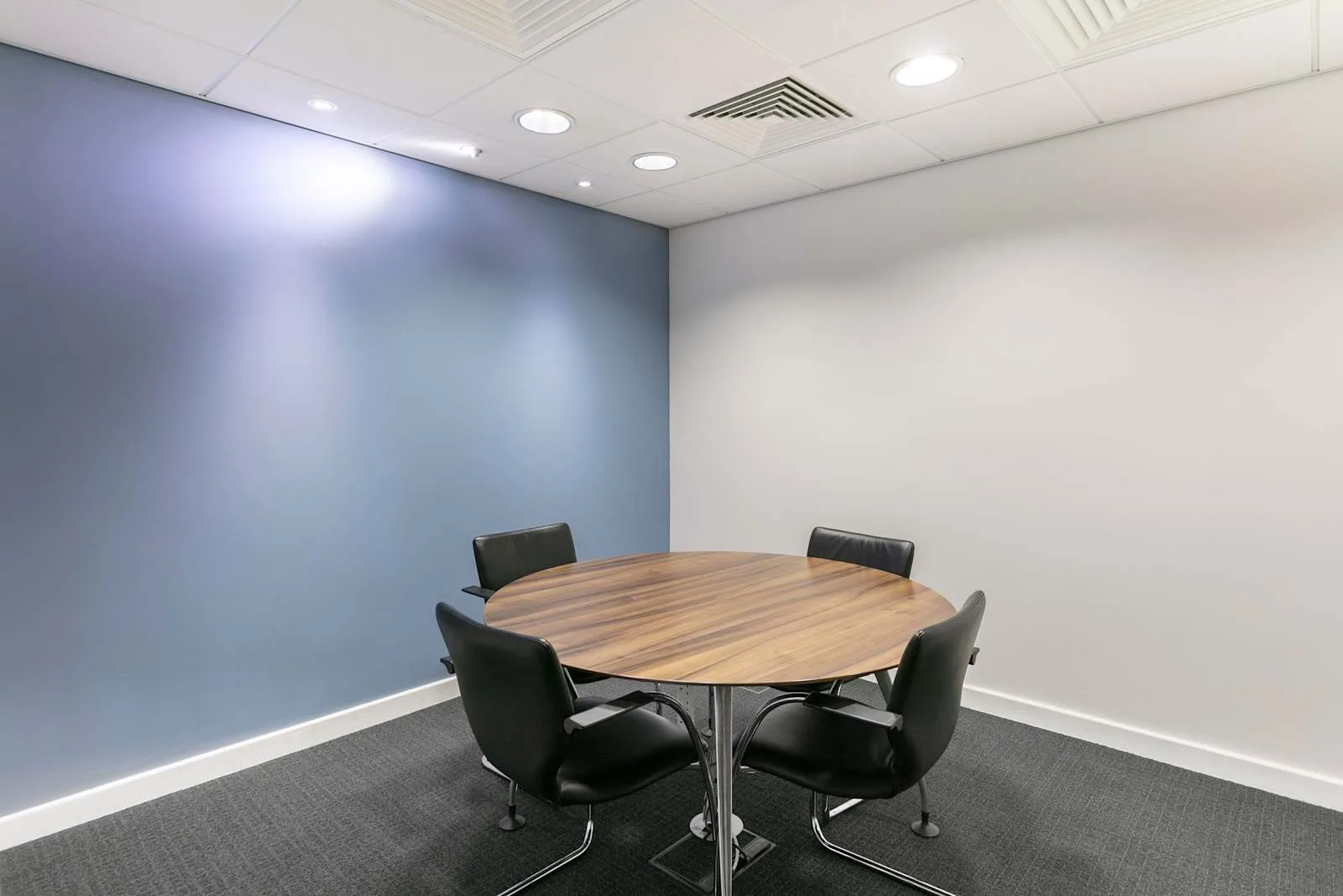 Regus COBHAM, Cobham Services, Regus Express, Salle de réunion 4 personnes, Cobham