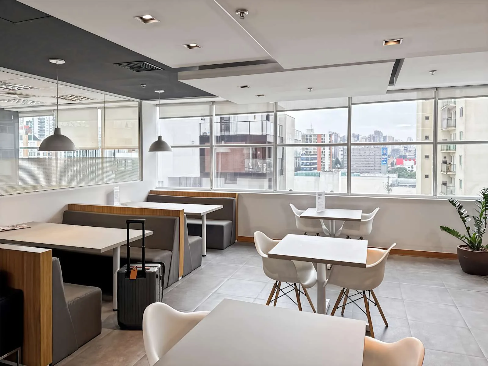 Regus CURITIBA, Batel - Ed Corporate Evolution, Cafeteria, Curitiba