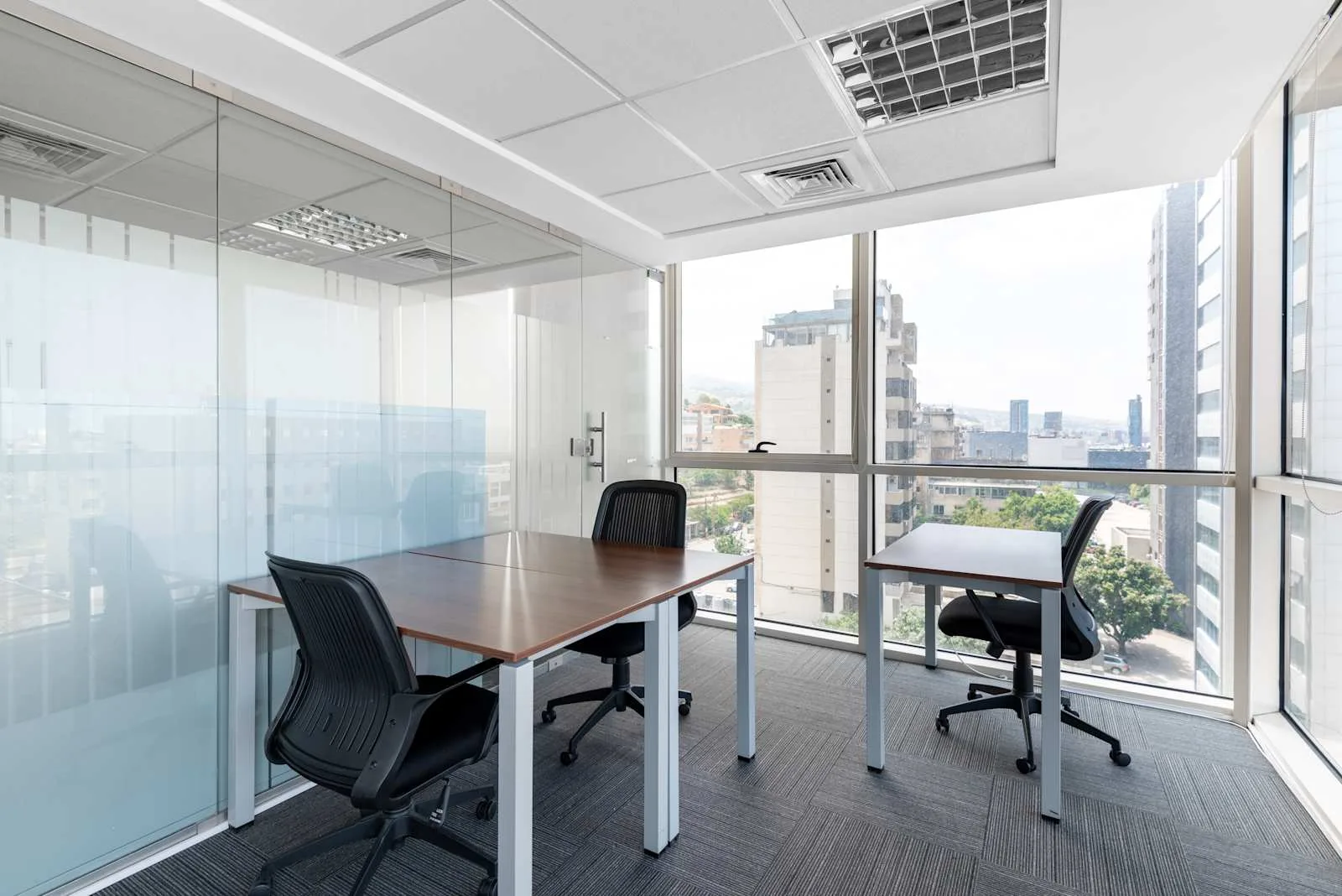 Regus DBAYEH, Le Mall، مكتب خاص بـ 3 محطات عمل، بيروت