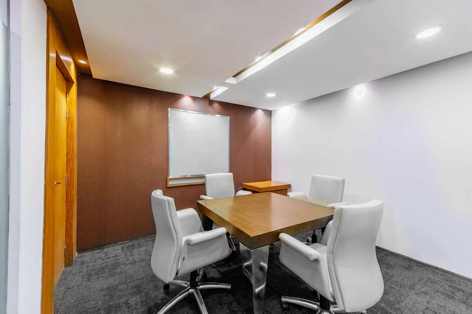 Regus DHAKA, UTC Building, Meeting room for 4 people, Dhaka