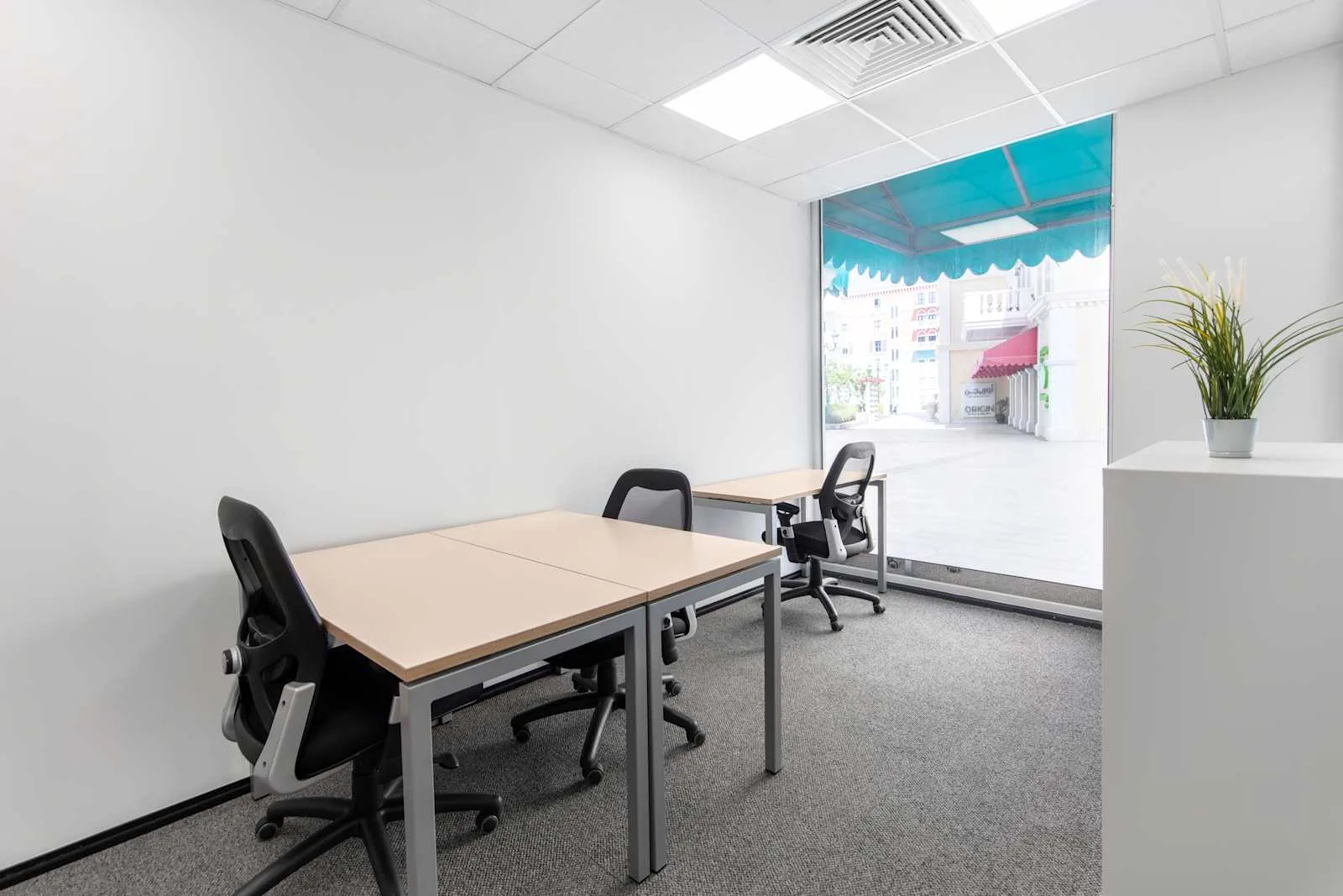 Regus DOHA, The Pearl، مكتب خاص بـ 3 محطات عمل، لوسيل