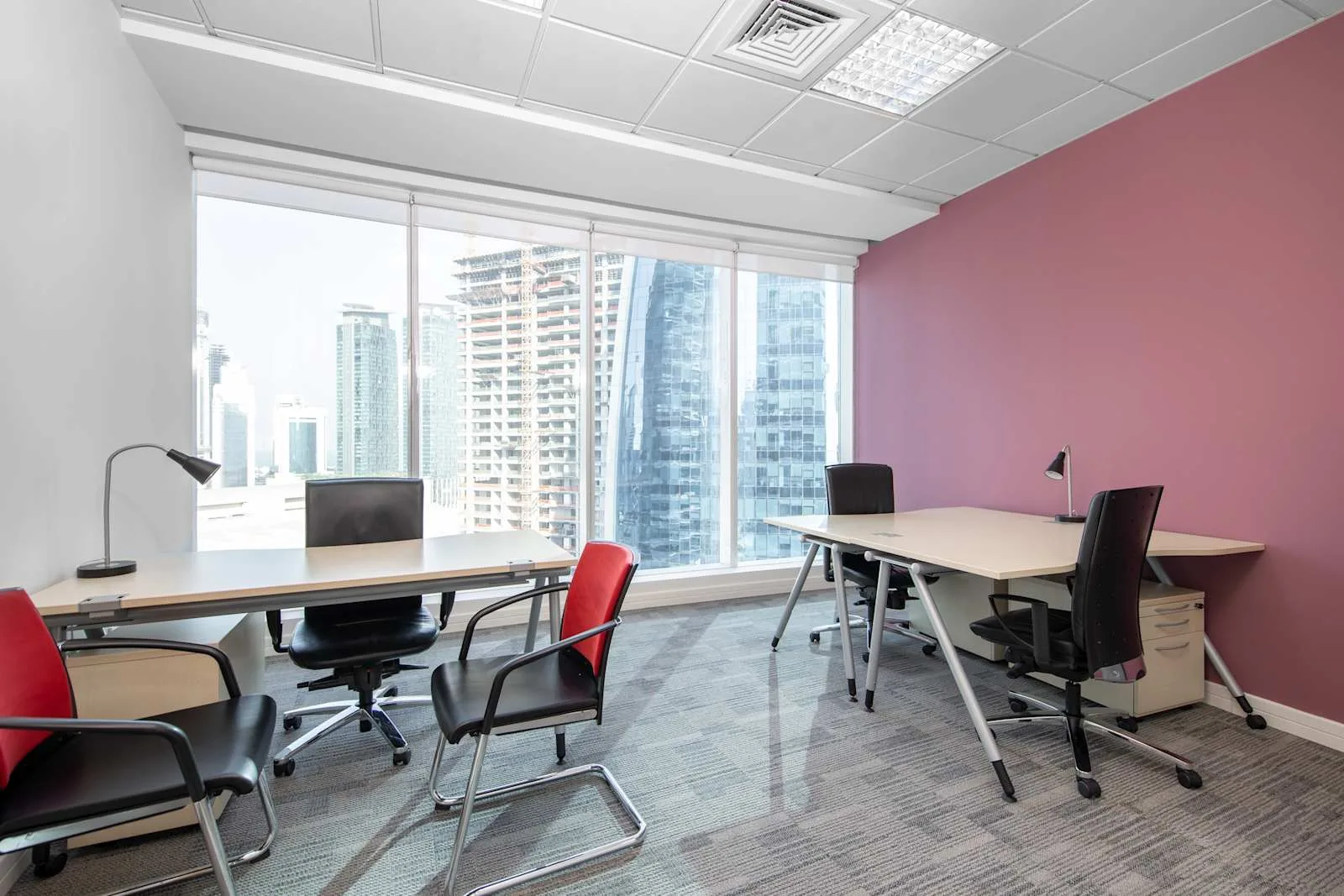Regus DOHA, West Bay، مكتب خاص بـ 3 محطات عمل، الدوحة