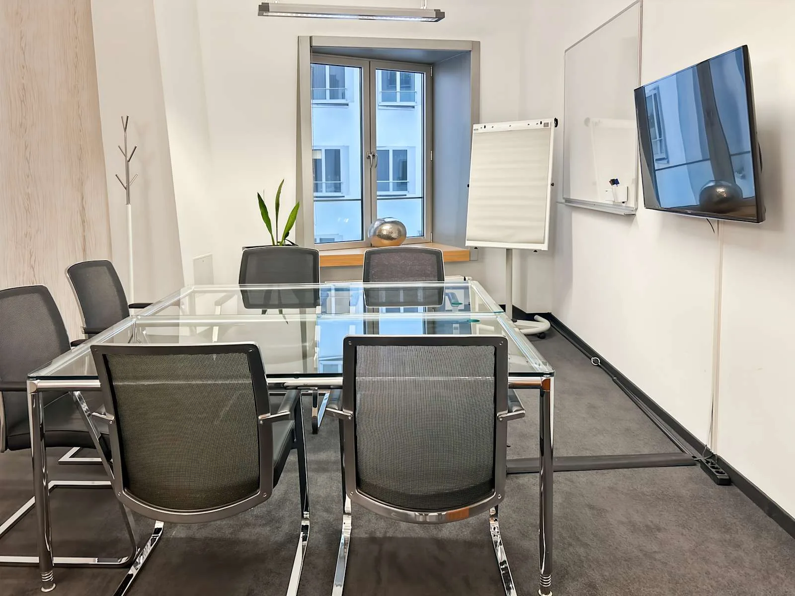 Regus DUSSELDORF, Neuer Zollhof, Meeting room for 6 people, Düsseldorf