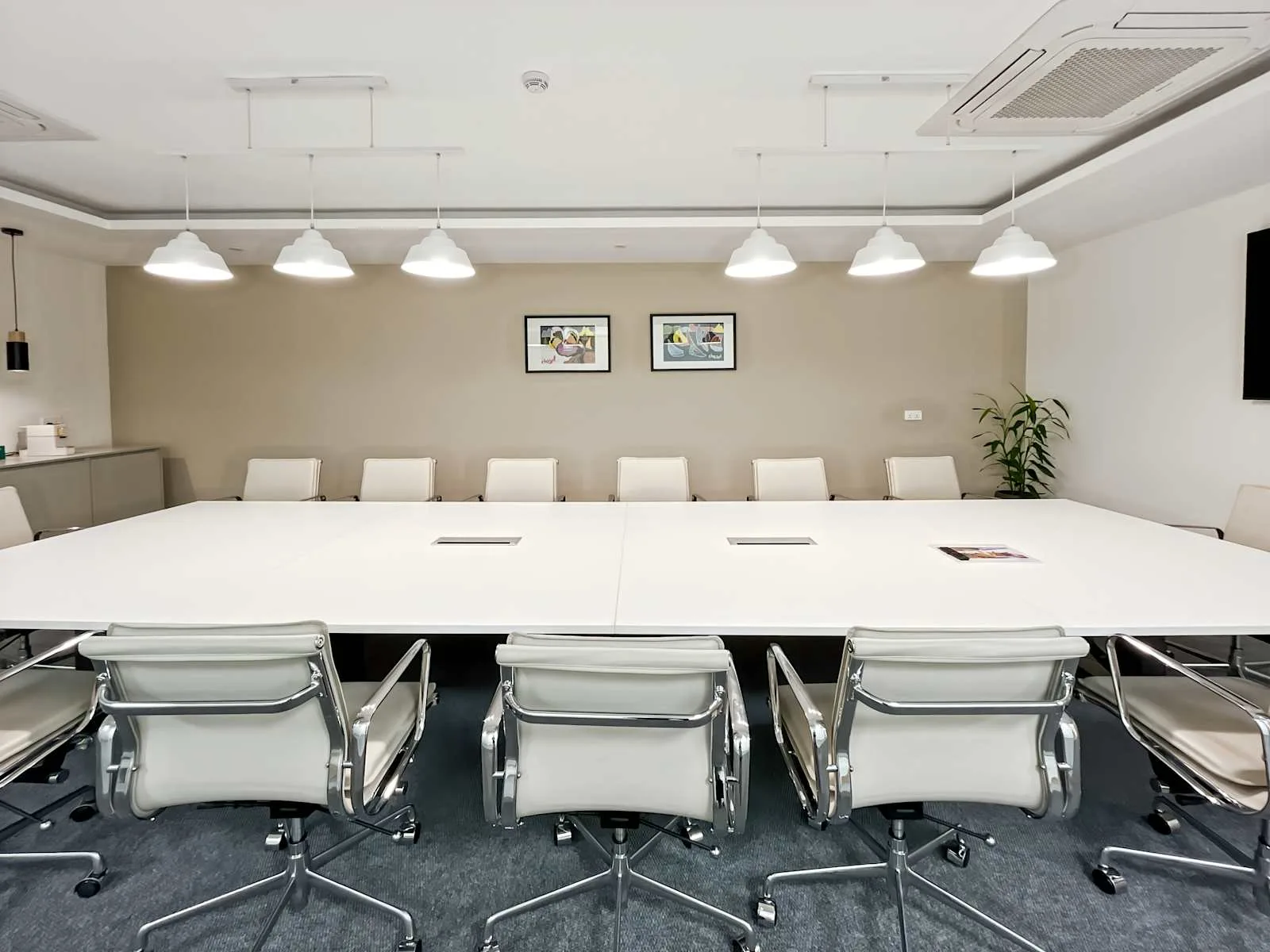 Regus Ebene, Nexsky Building, Salle de réunion 14 personnes, Ebene