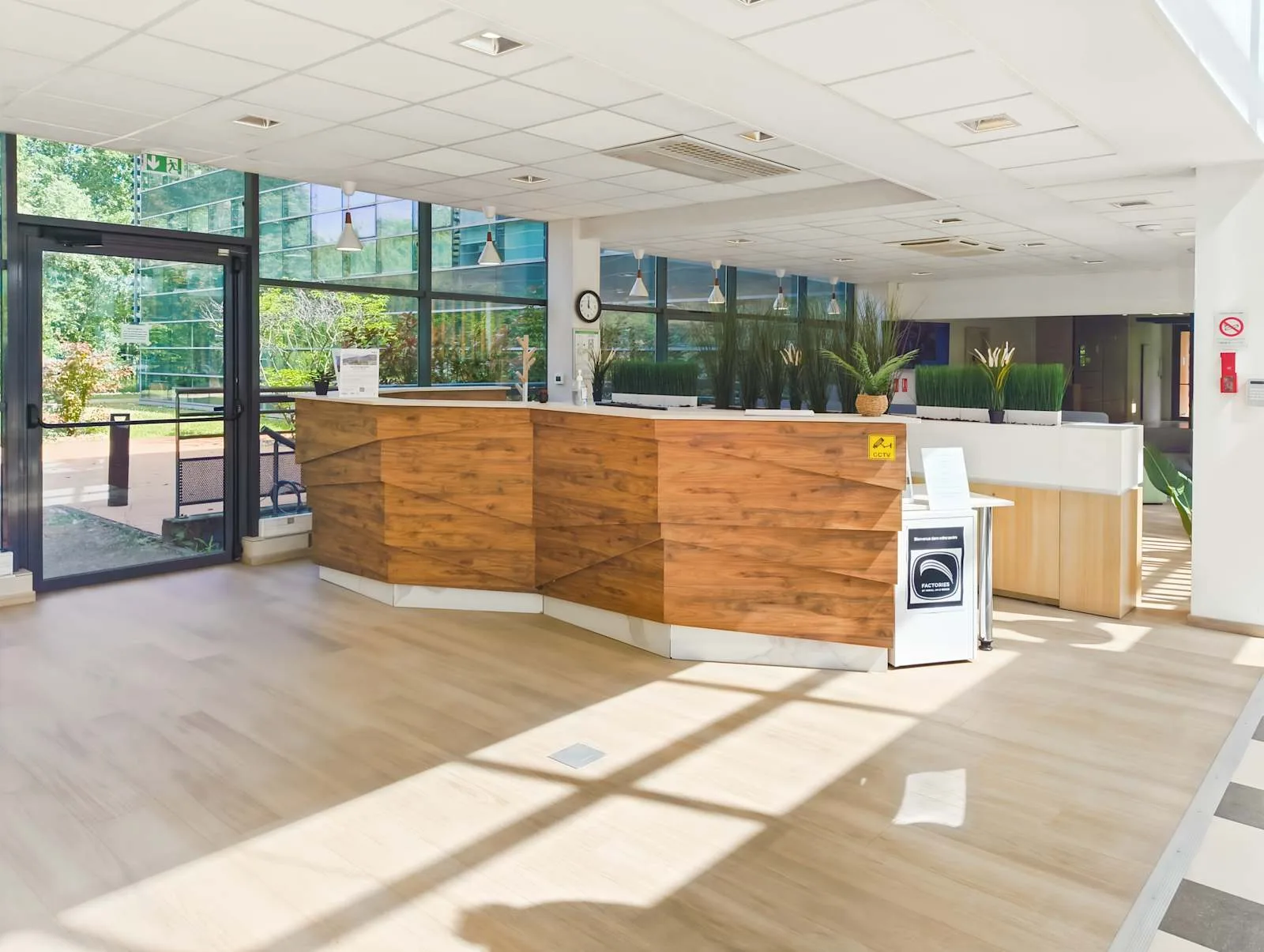 Regus Factories Saint-Priest, Empfang, Saint-Priest